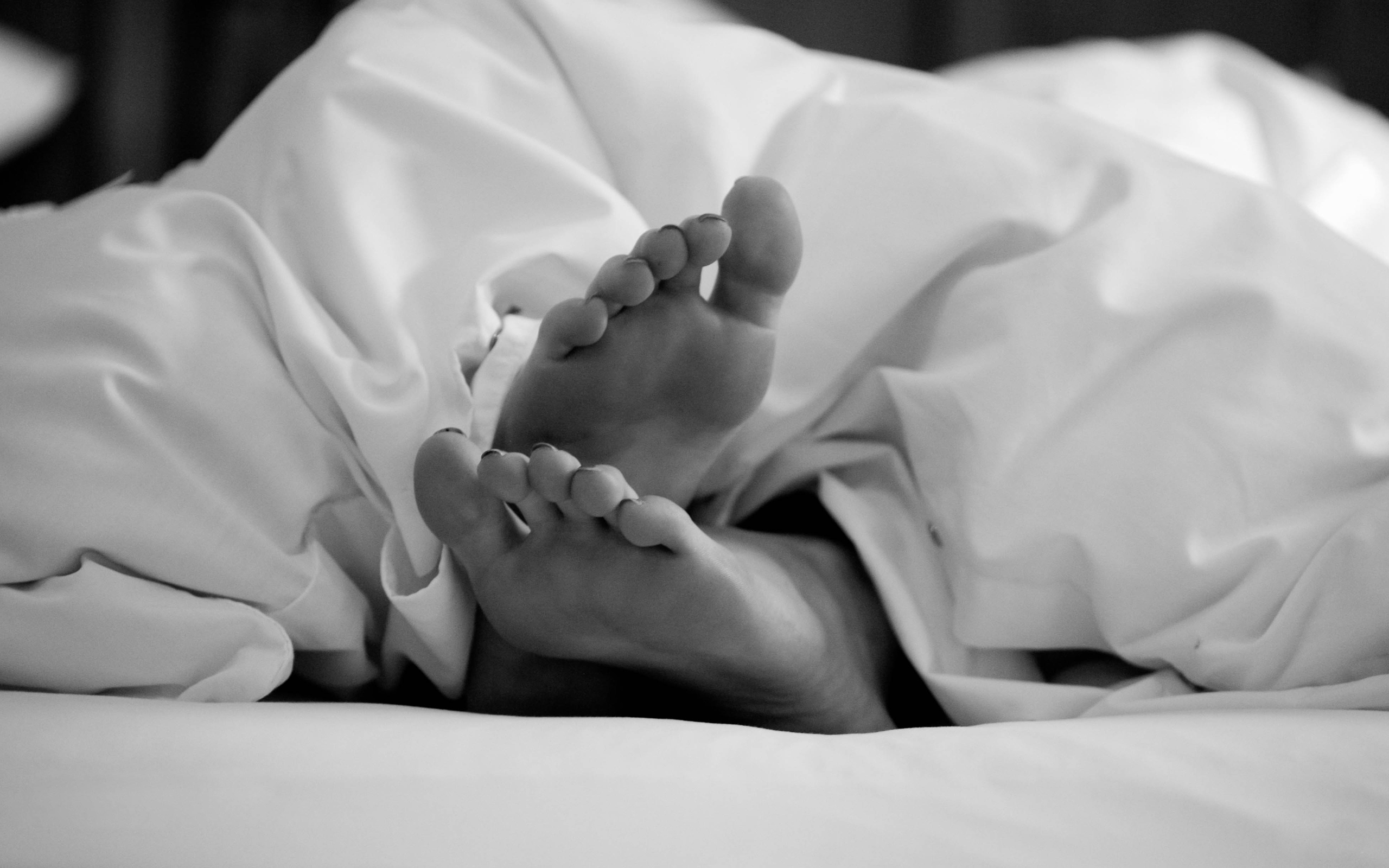 Видео ноги спящей. Ноги под одеялом. Ножки из под одеяла. Ноги на кровати. Женские ноги из под одеяла.