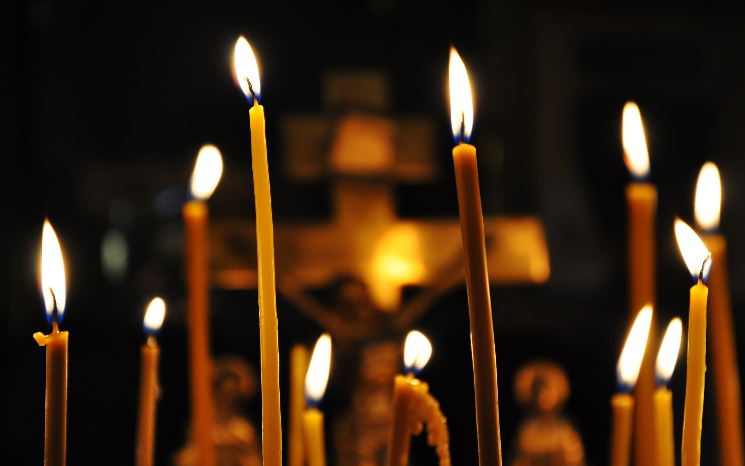 Свечи погасли в церкви. Свечи в храме. Траур. Свеча православная. Поминальная свеча в церкви.