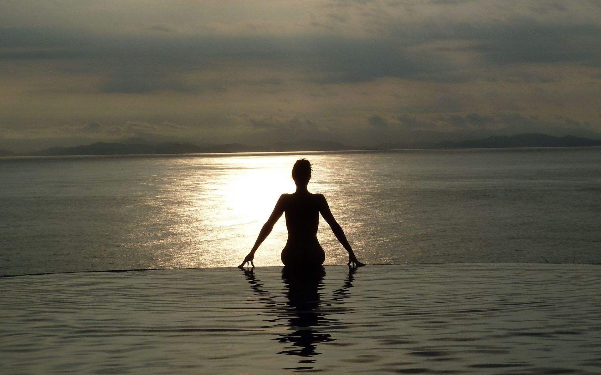 Женский силуэт на фоне моря
