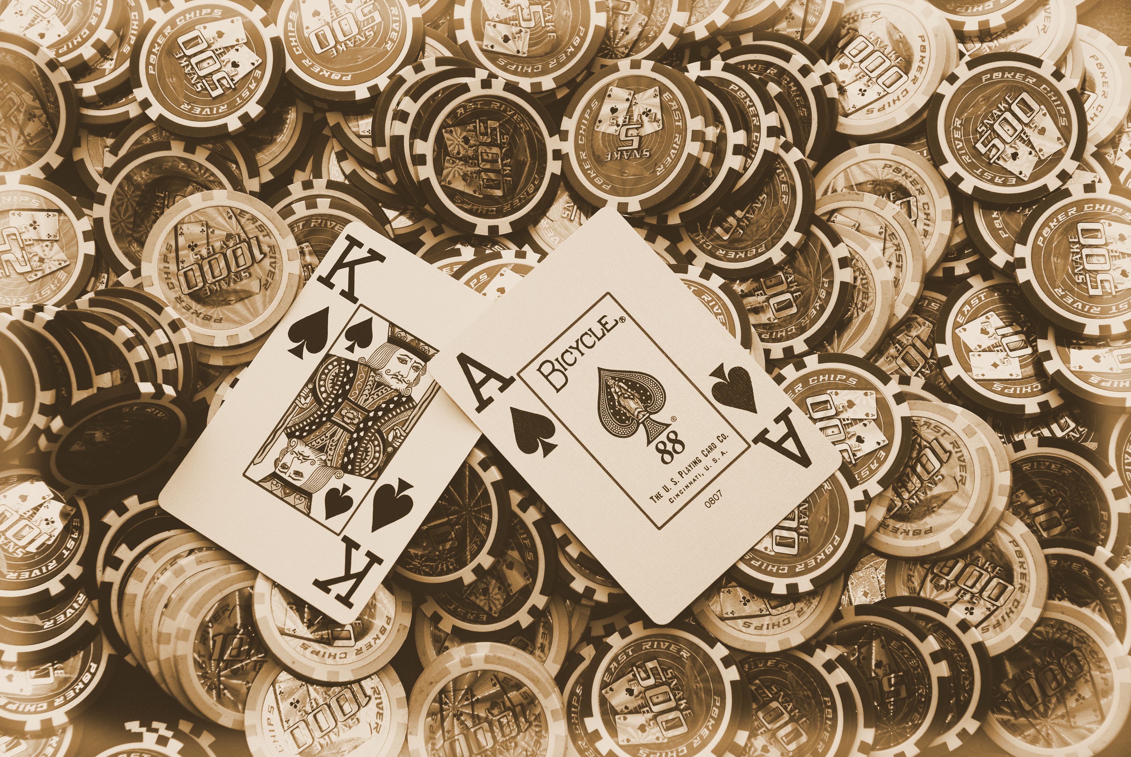Карты деньги стол. Покер обои. Карты и фишки. Деньги на игральной карте. Покер заставки на рабочий стол.