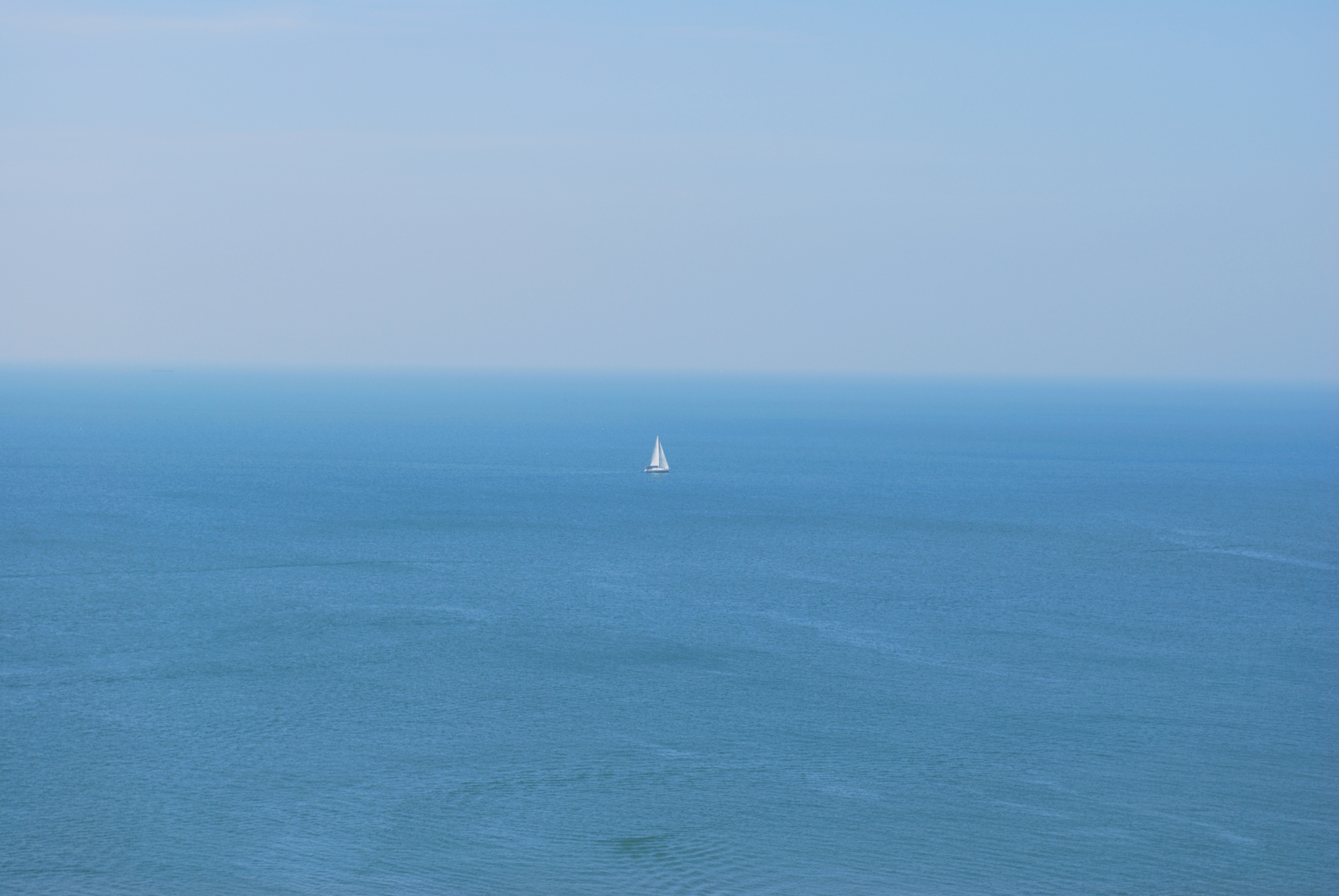 Вдали виднее синие. Море Горизонт. Море вдалеке. Море вдали Горизонт. Корабль на горизонте.
