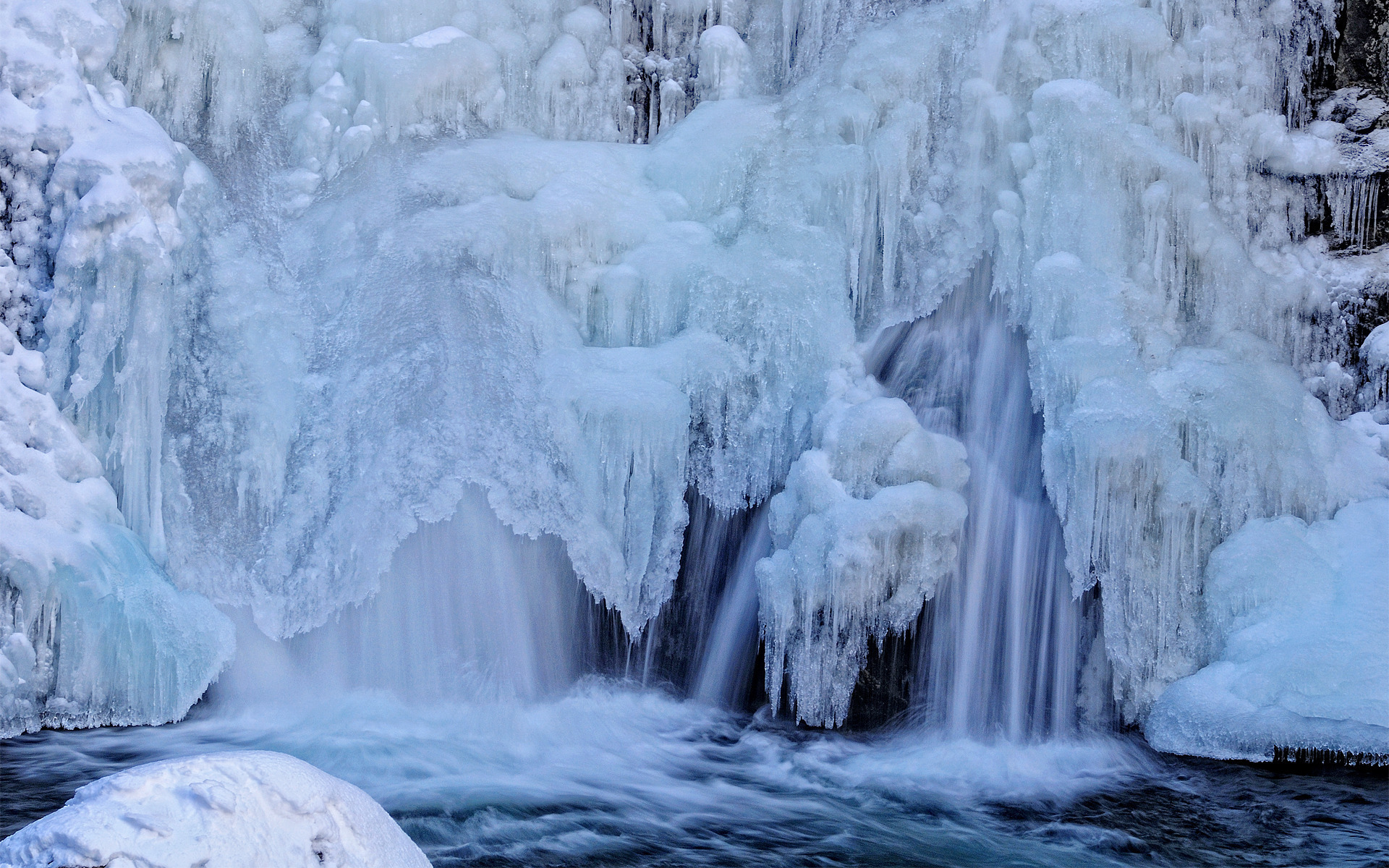 Красота воды река. Замерзший водопад. Водопад зимой. Ледяная река. Водопад в снегу.