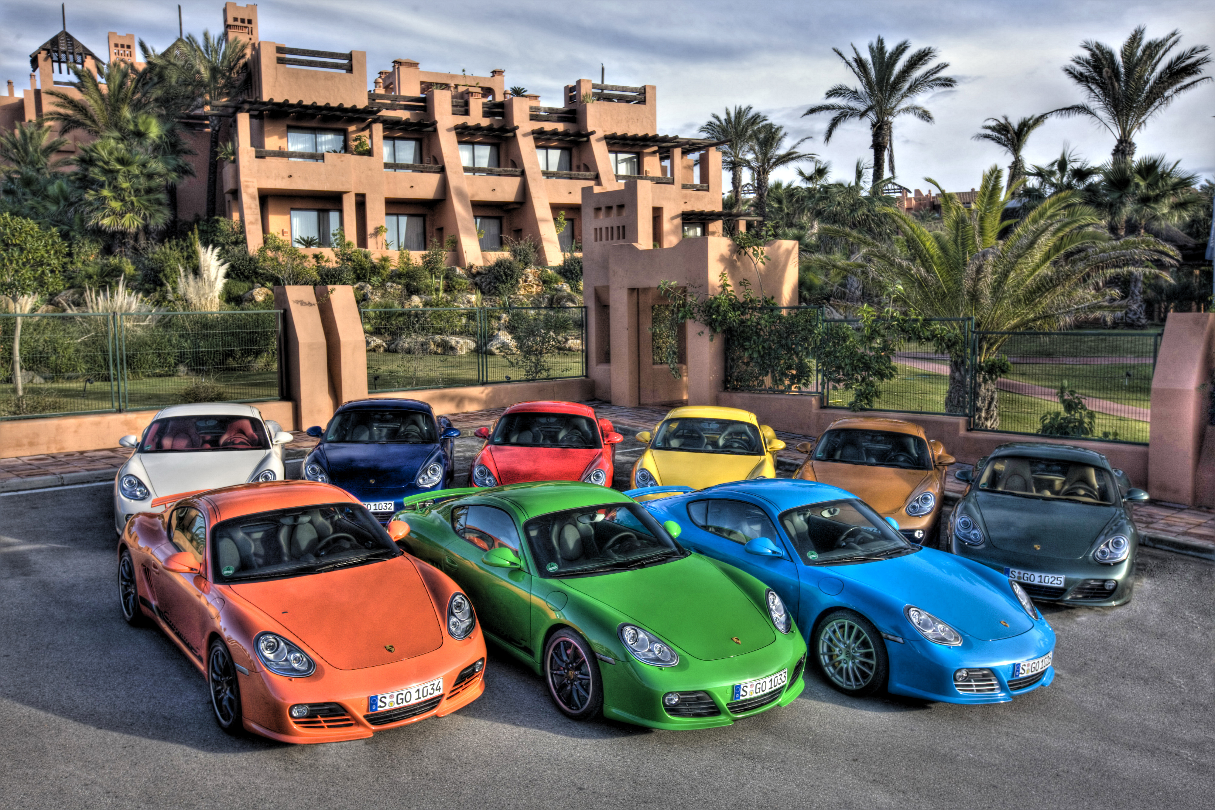 Красочная машина. Разные машины. Машины разных цветов. Разноцветные машины. Много машин.