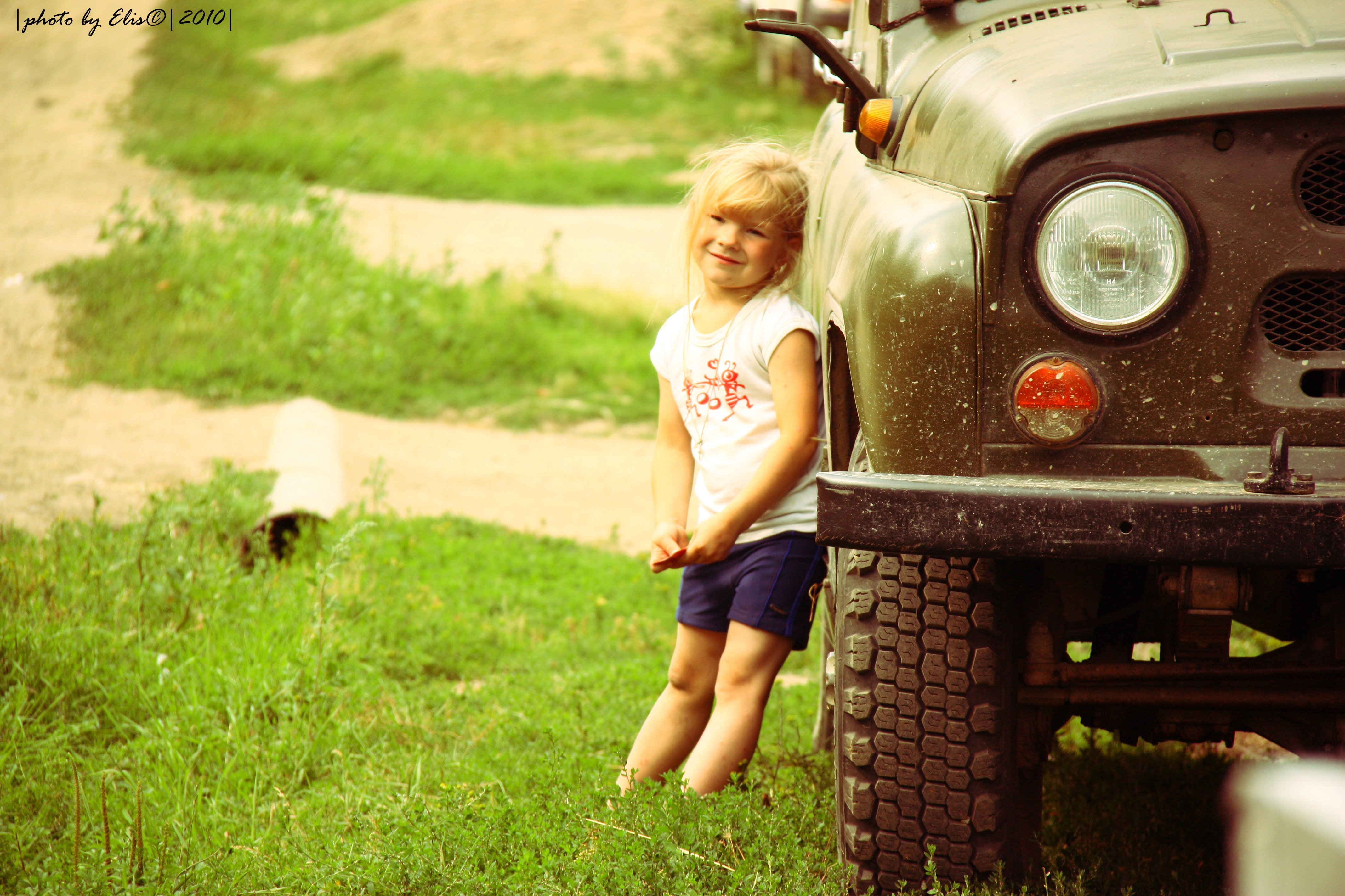 Уазик детям. Автомобиль для детей. Детская фотосессия с автомобилем. Маленькие девочки на детской площадке.