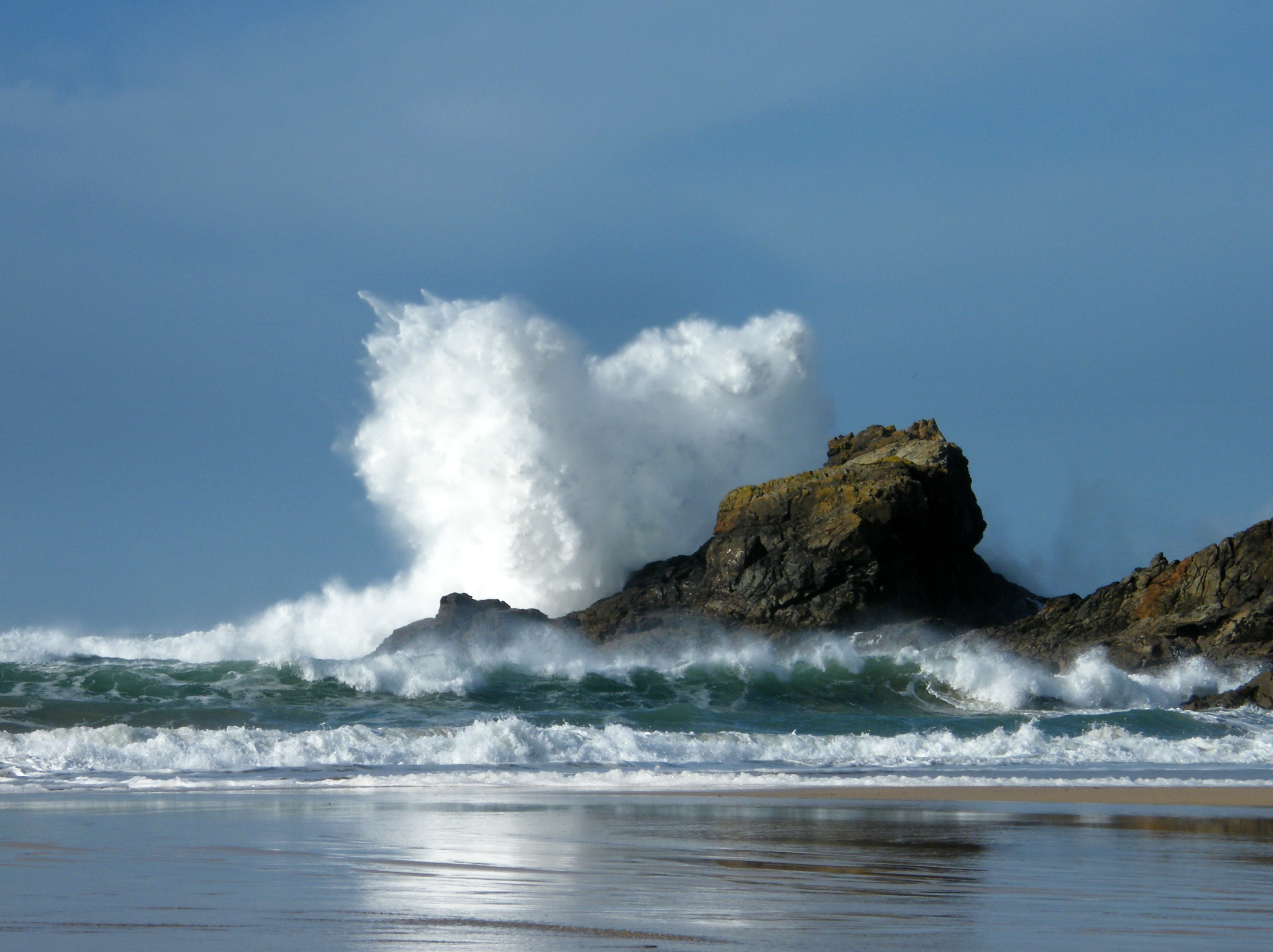 Неведомые берега. Море Утес шторм. Море волны скалы. Волны бьются о камни. Волны разбиваются о скалы.