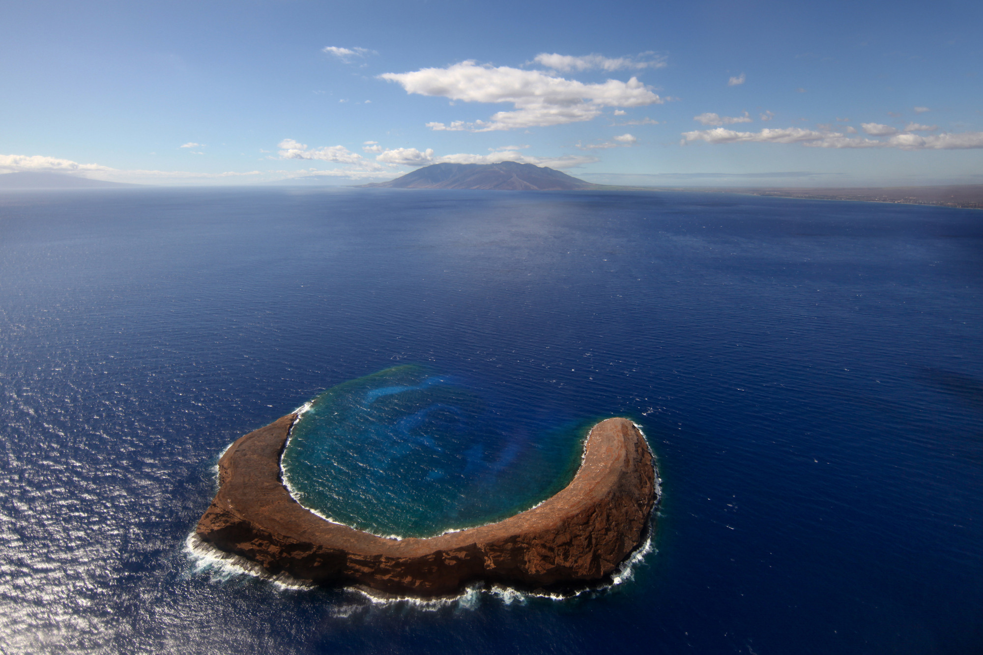 Остров большая земля. Молокини Гавайи. Атолл Молокини, Гавайи. Кратер Молокини. Галапагос Атоллы.