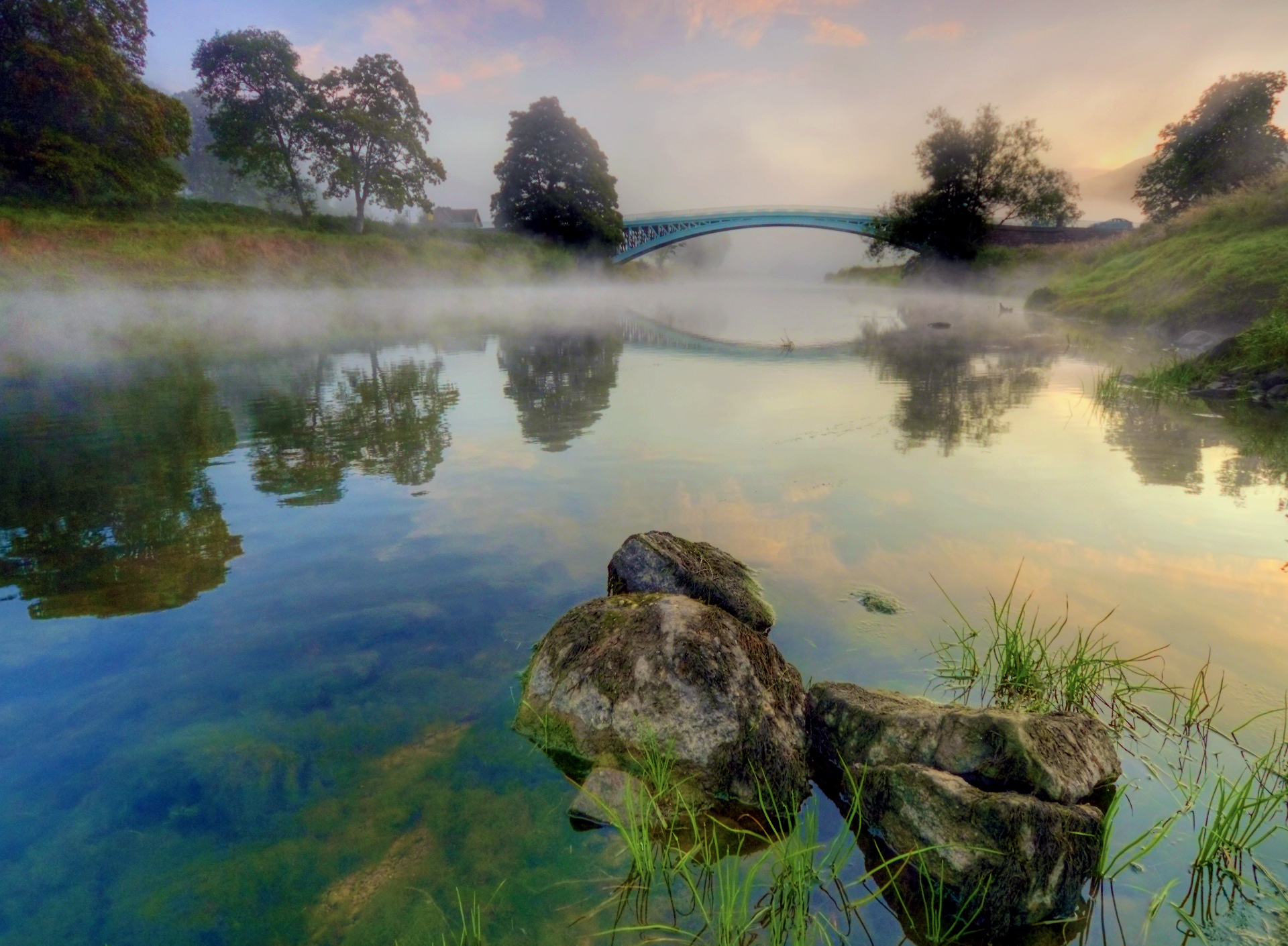 Утро дышало свежестью. Пейзаж с отражением в воде. Отражение в озере. Пейзаж с рекой. Озеро в тумане.