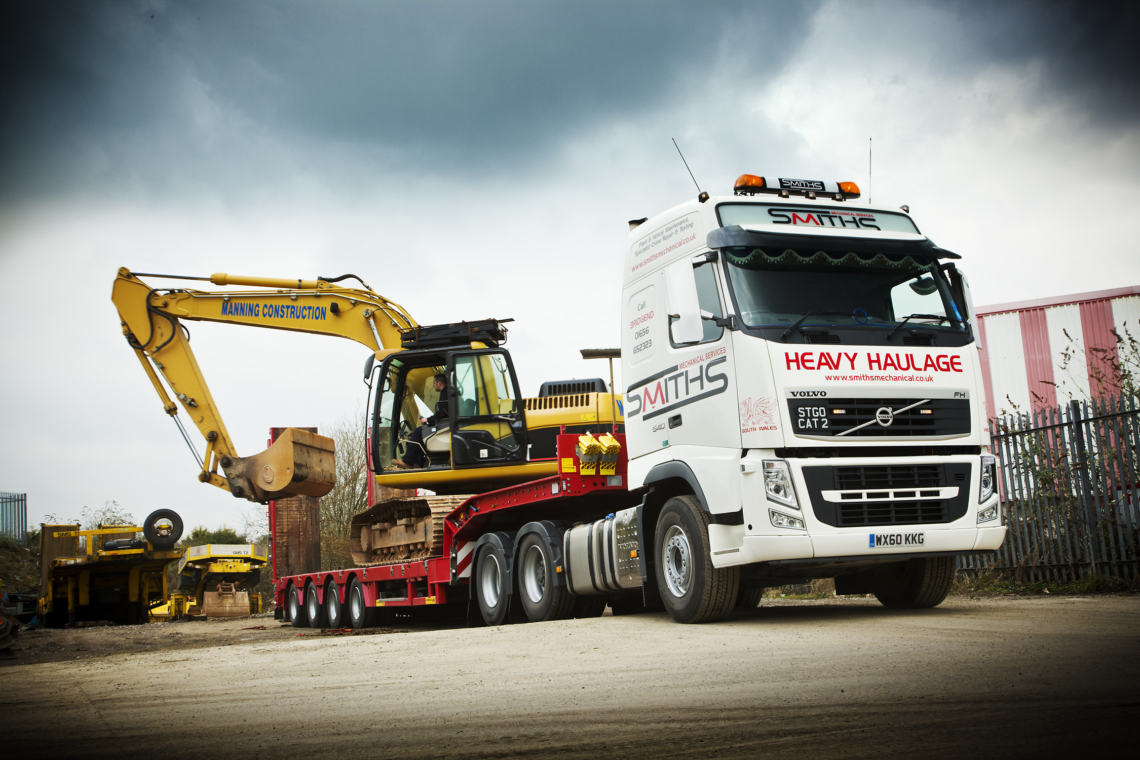 Перевозки грузов строительства. Volvo fh13 трал низкорамник. Вольво тягач с тралом. Низкорамный трал Volvo FH-12. Вольво FH 13 С тралом.