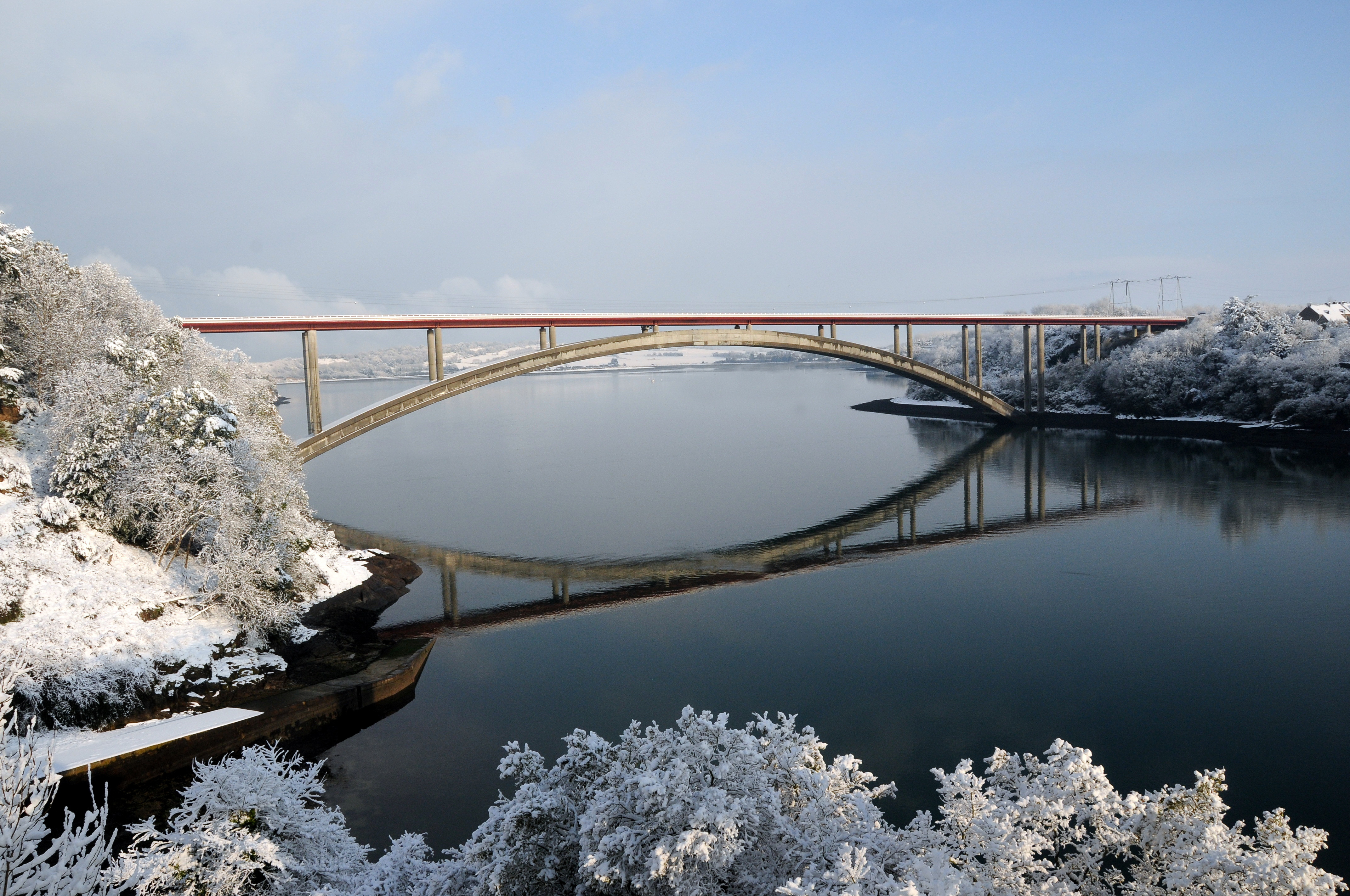 Мост через час. Мост зимой. Зимний МРСТ. Зимний мостик. Зимняя река мост.