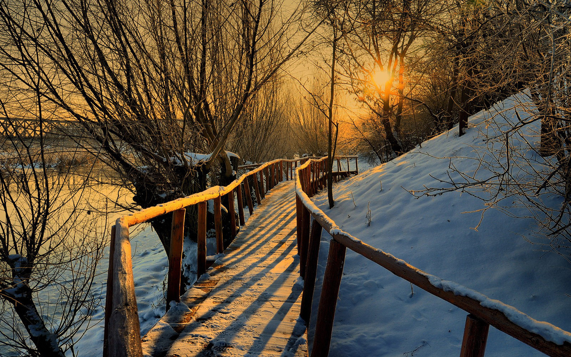 Снег вечером весной. Зимний мост. Зимний мостик. Зимний пейзаж с мостом. Заснеженный мост.