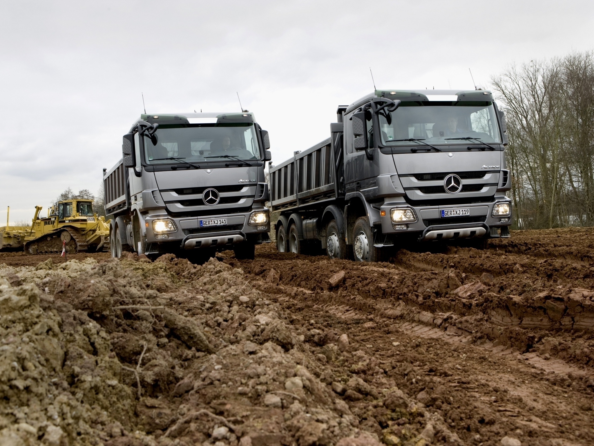 Бесплатные бездорожье грузовиков. Mercedes-Benz Actros 3346. Актрос 3346. Мерседес Актрос самосвал. Мерседес Актрос зерновоз.