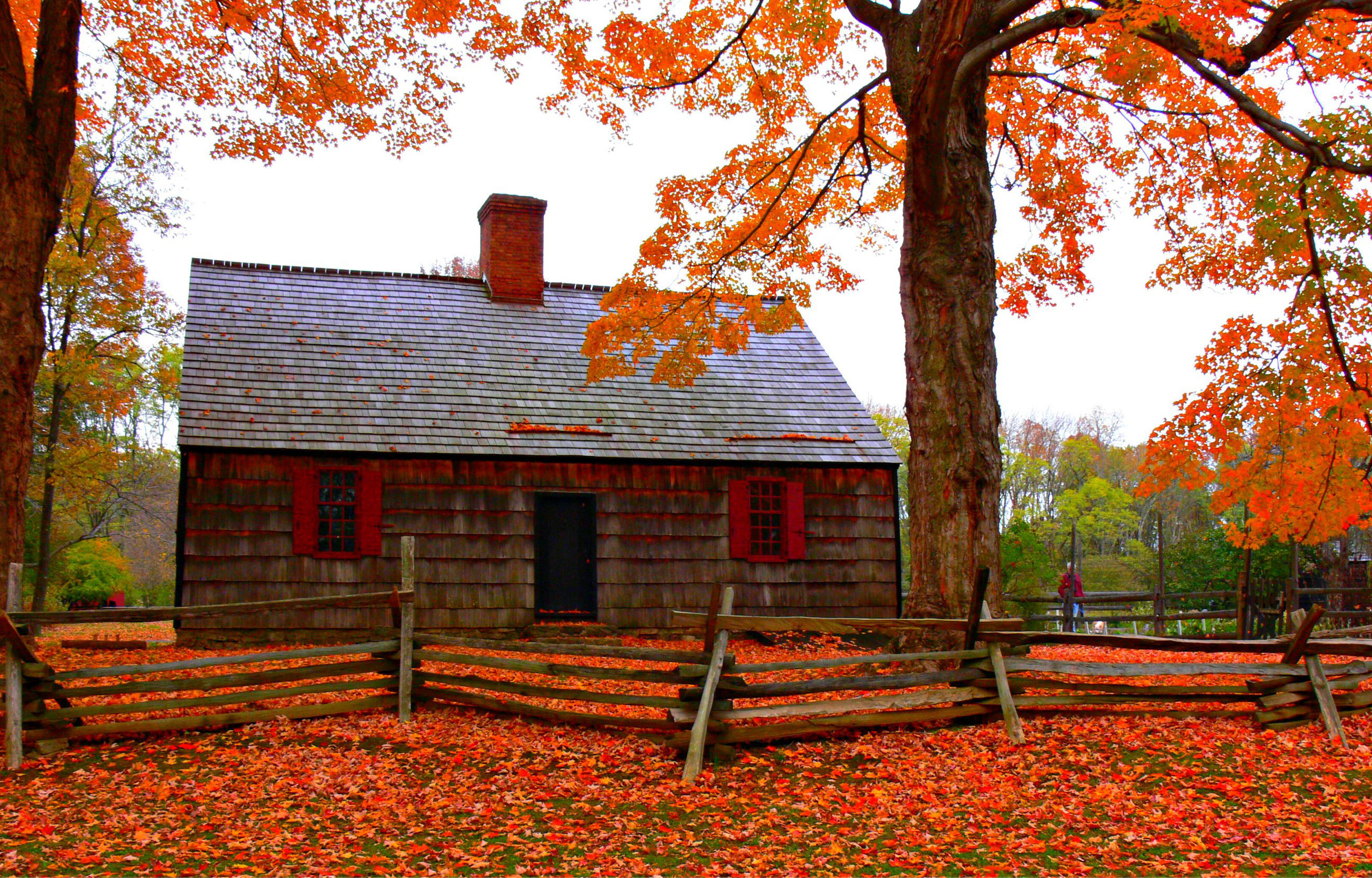 Обои старый дом. Осень в деревне. Деревенский дом осенью. Осенний домик. Деревенский домик осенью.