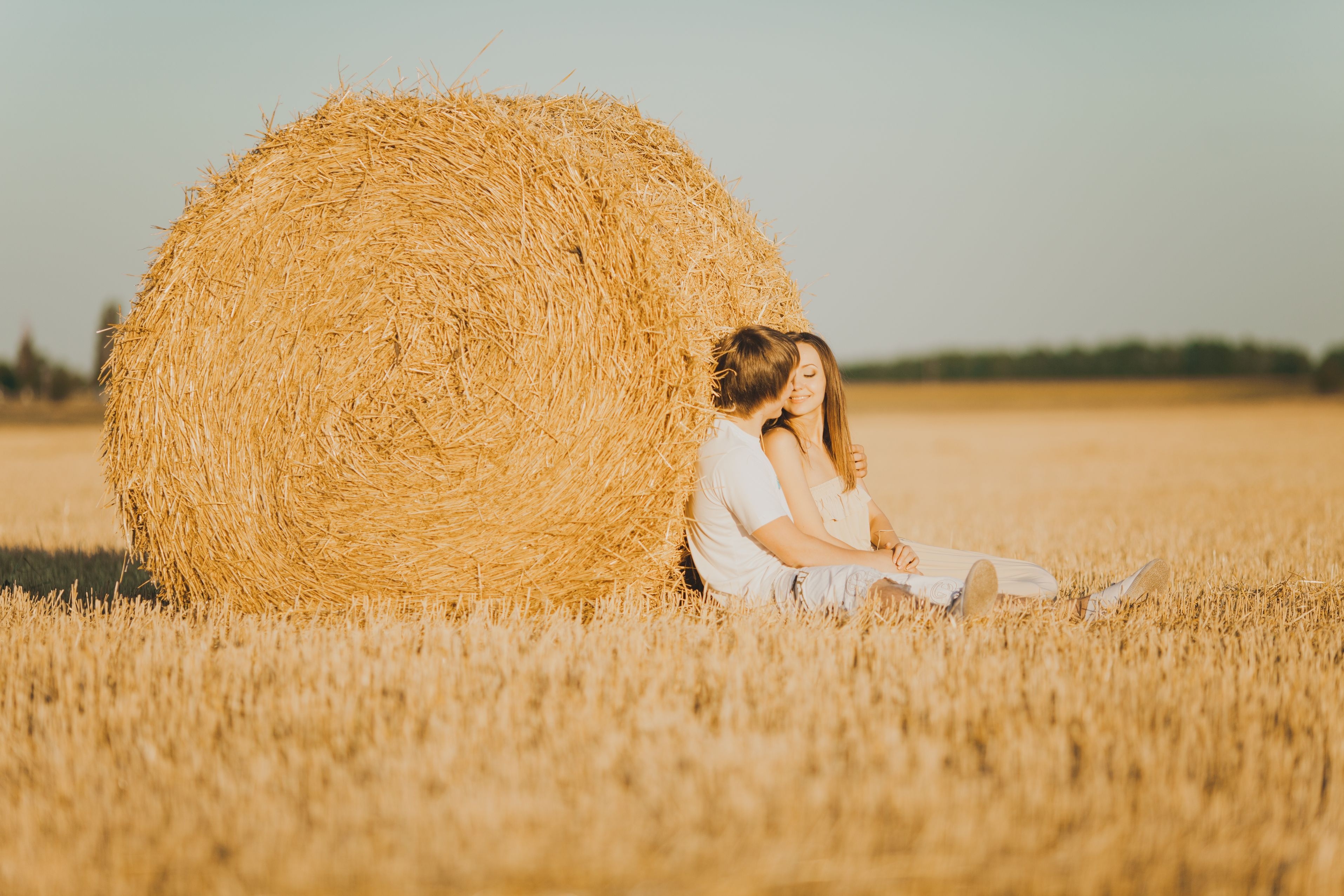 На сене лежит сама. Фотосессия с сеном. Поле с сеном. Фотосессия в поле летом. Девушка на стоге сена.