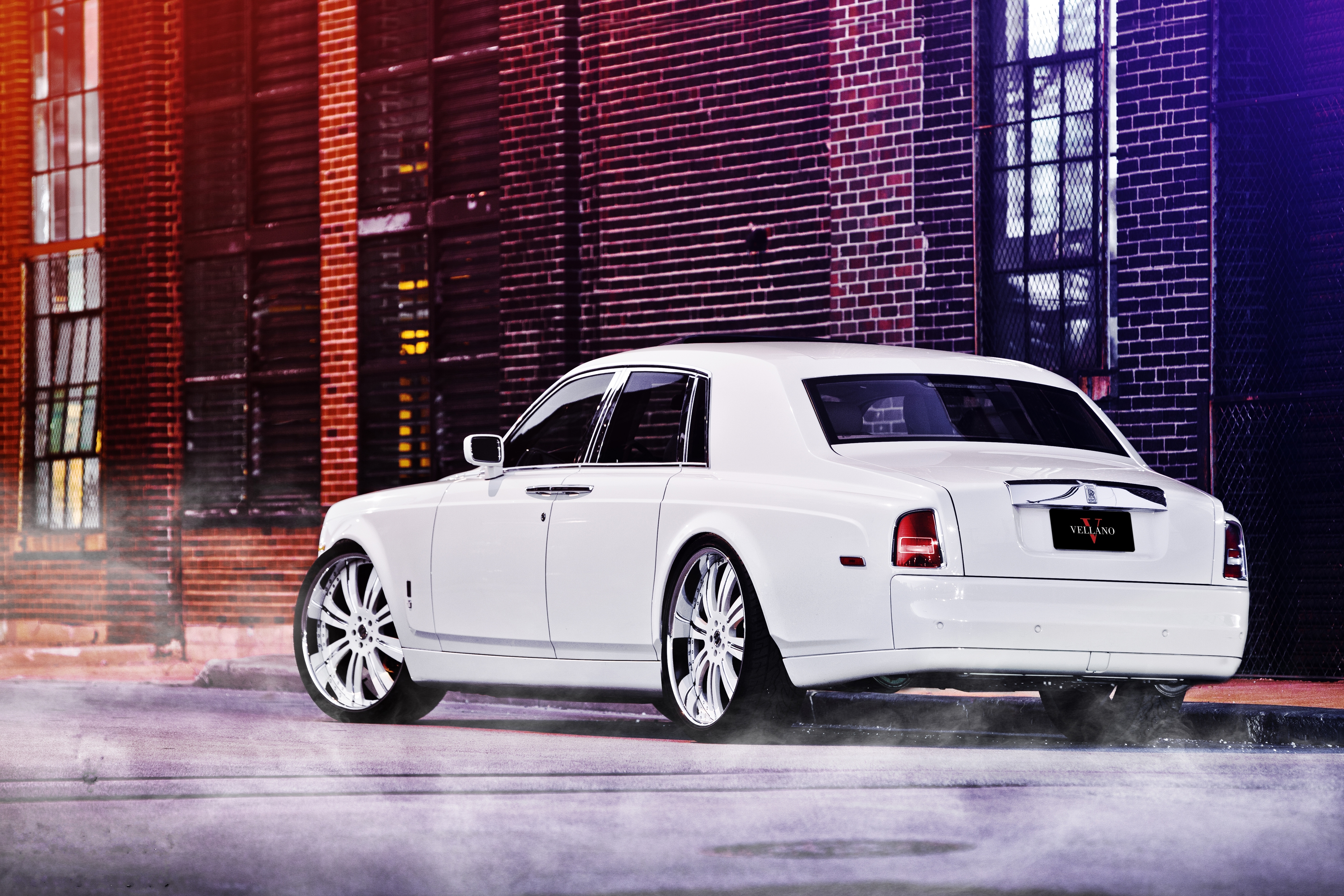 Белый роллс ройс. Роллс Ройс Фантом. Машина Rolls Royce Phantom. Роллс Ройс Фантом белый. Rolls Royce Phantom белый.