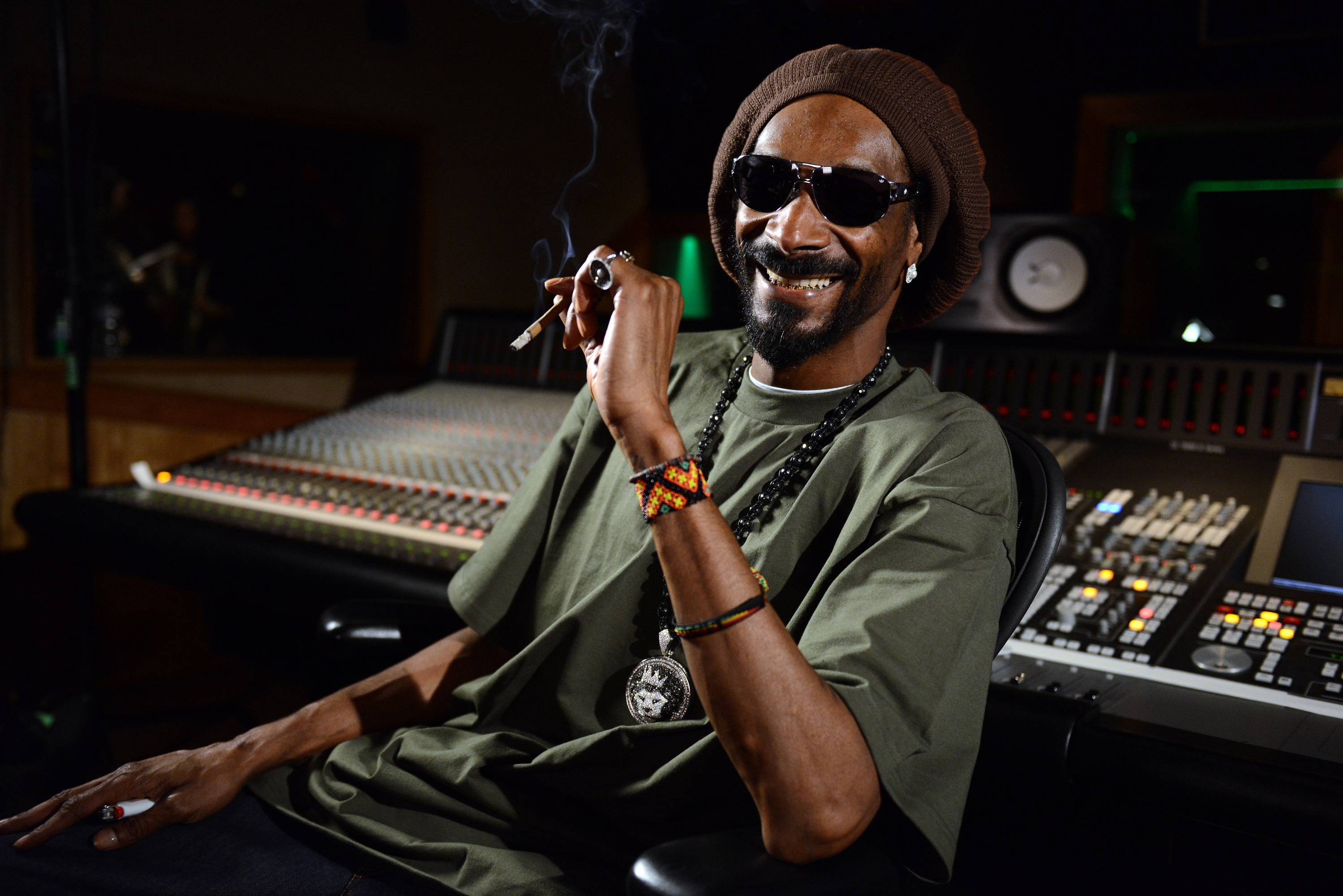 Хип хоп музыка популярные. Snoop Dogg. Студия звукозаписи снуп дог. Рэпер снуп дог. Снуп дог курит.
