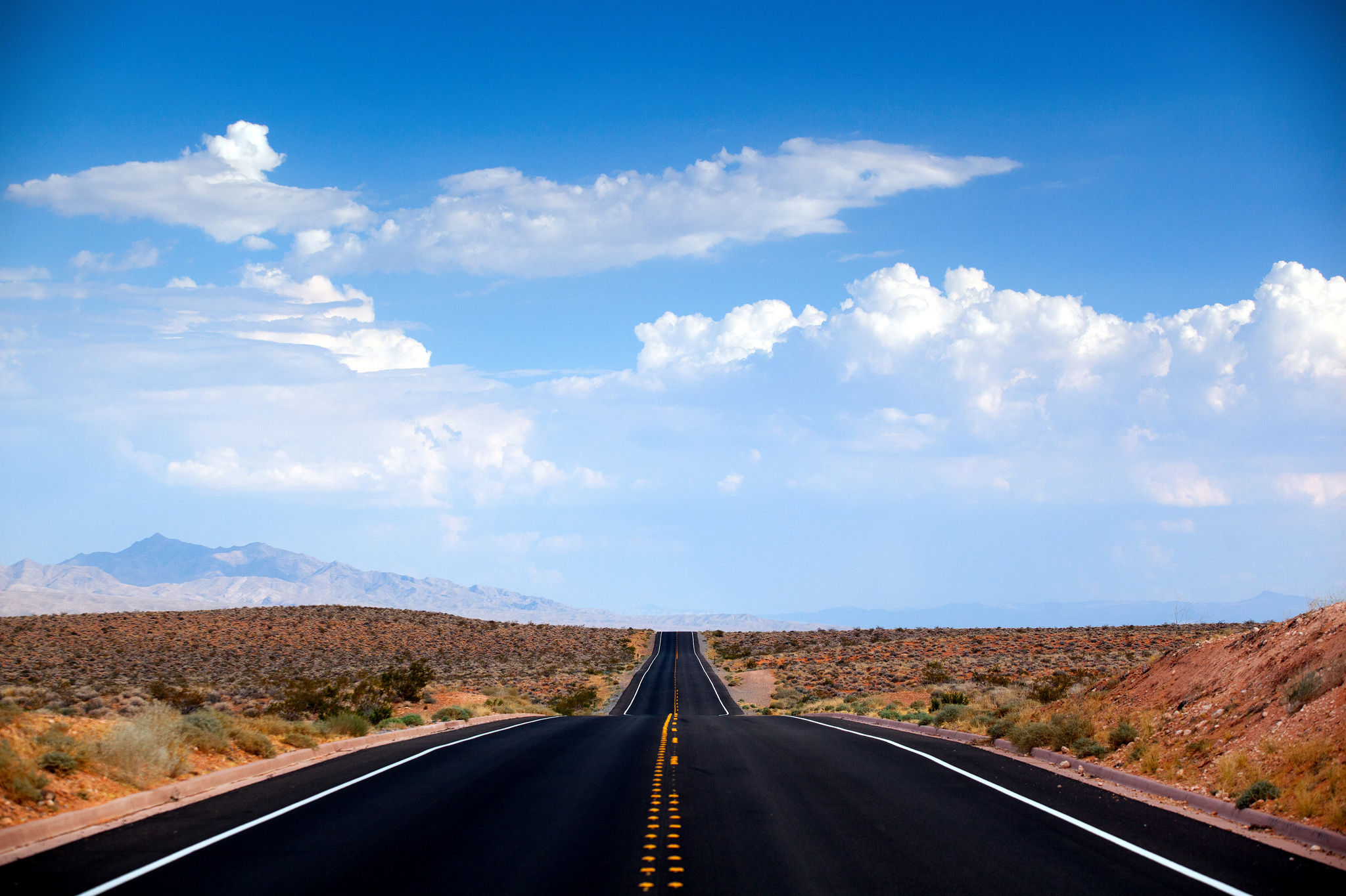 Wide road. Пустыня США Невада трасса. Невада штат Техас. Пустынная дорога в Неваде. Невада Хайвей.