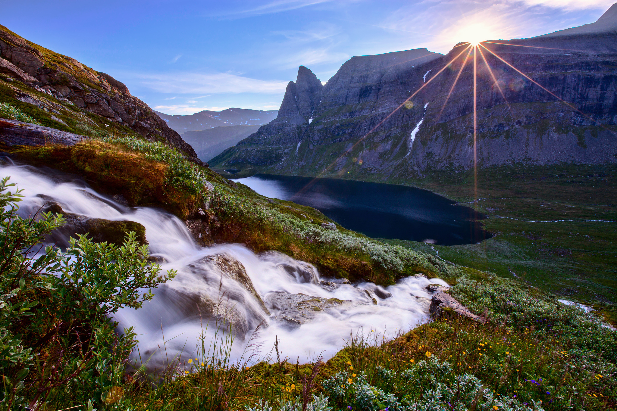 Что такое природа. Горный ручей Норвегия. Азорские острова. Ергаки. Норвегия природа горы Долина.