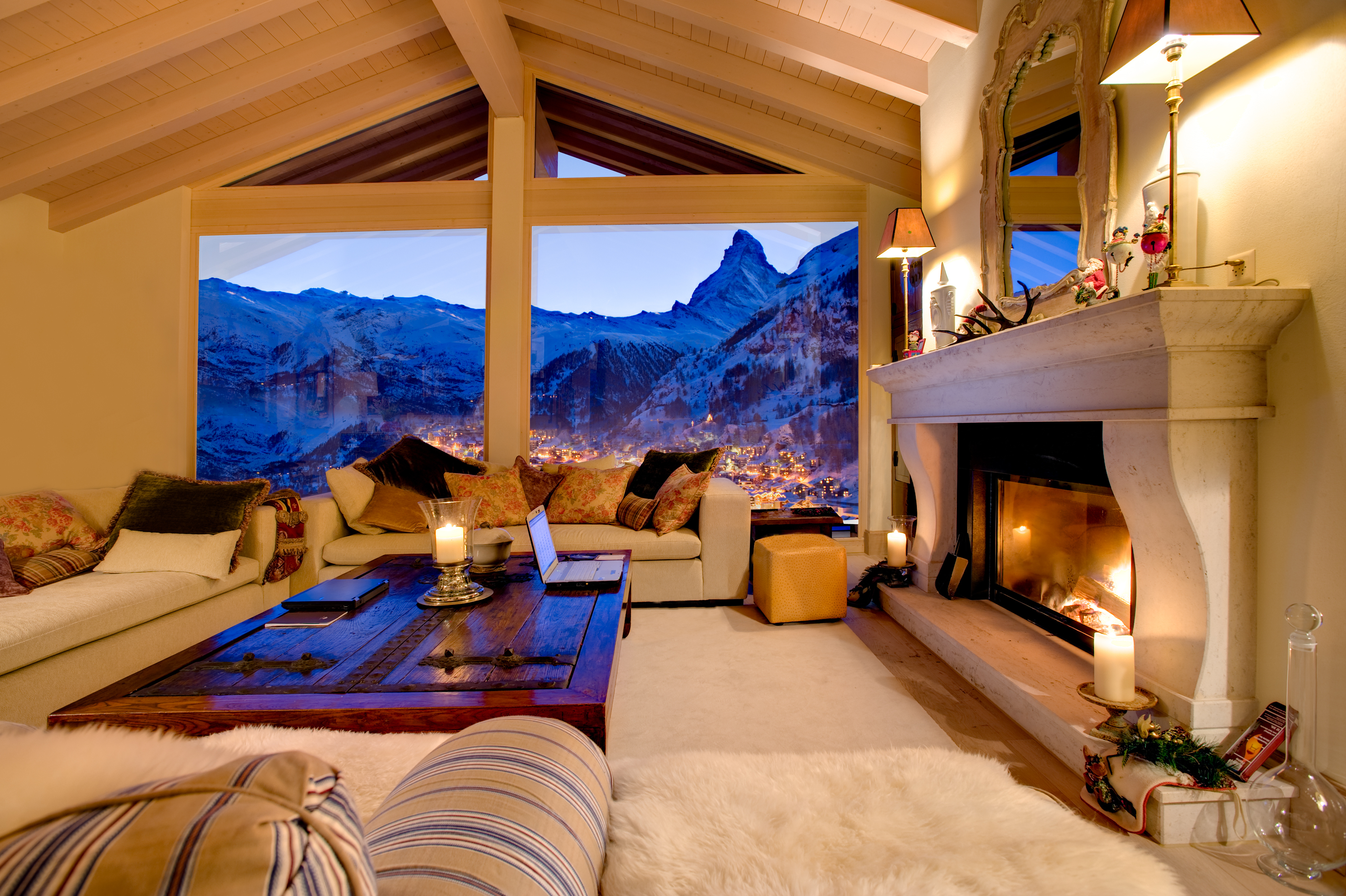 Фотообои дома. Luxury Chalet Zermatt. Современный дом в горах. Гостиная с камином с видом на море. Красивый модный дом с видом на горы.