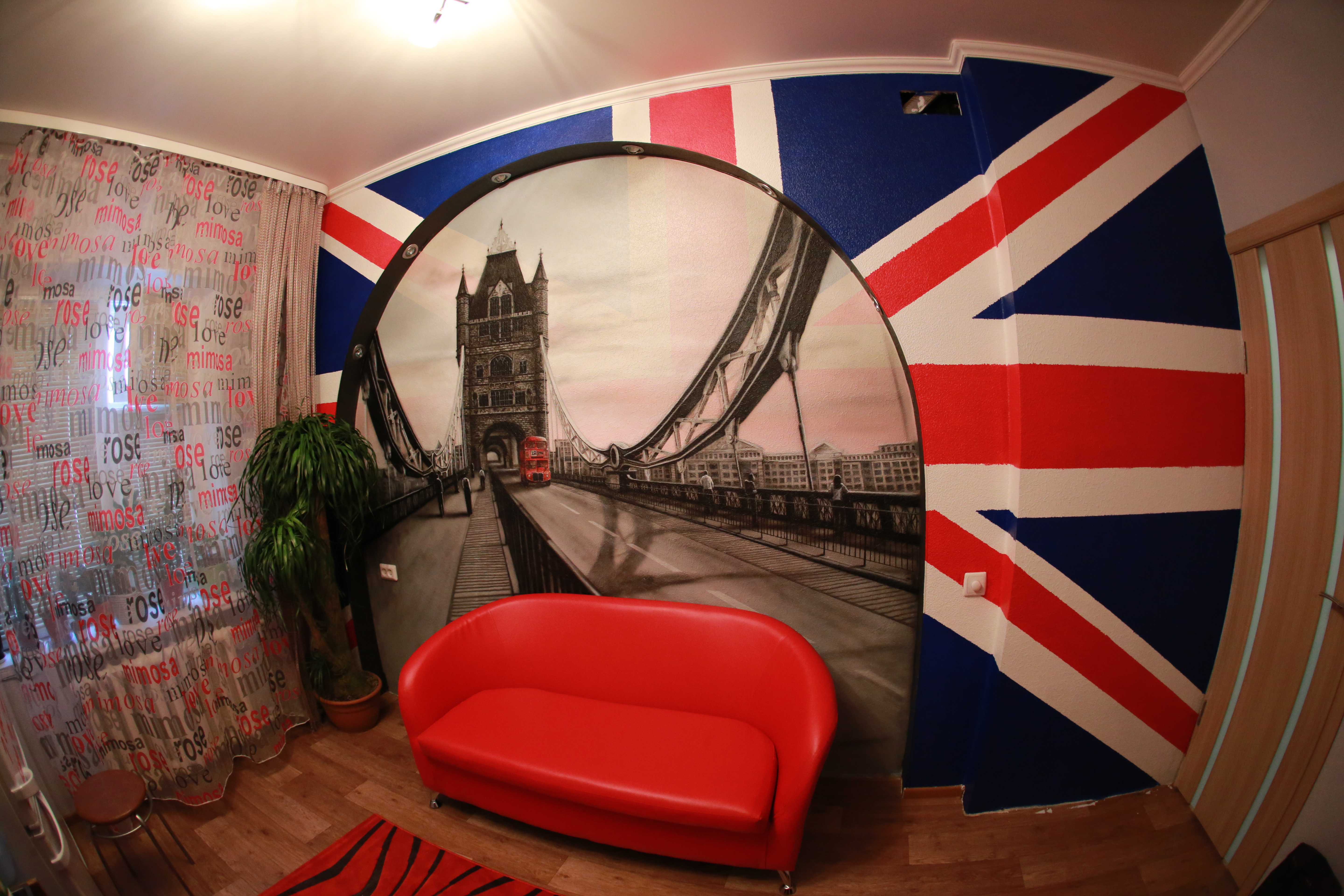 Комнату лондон. Интерьер в стиле Лондон. Роспись стен кабинет английского. Лондонский стиль в интерьере. Интерьер зала в стили Лондон.