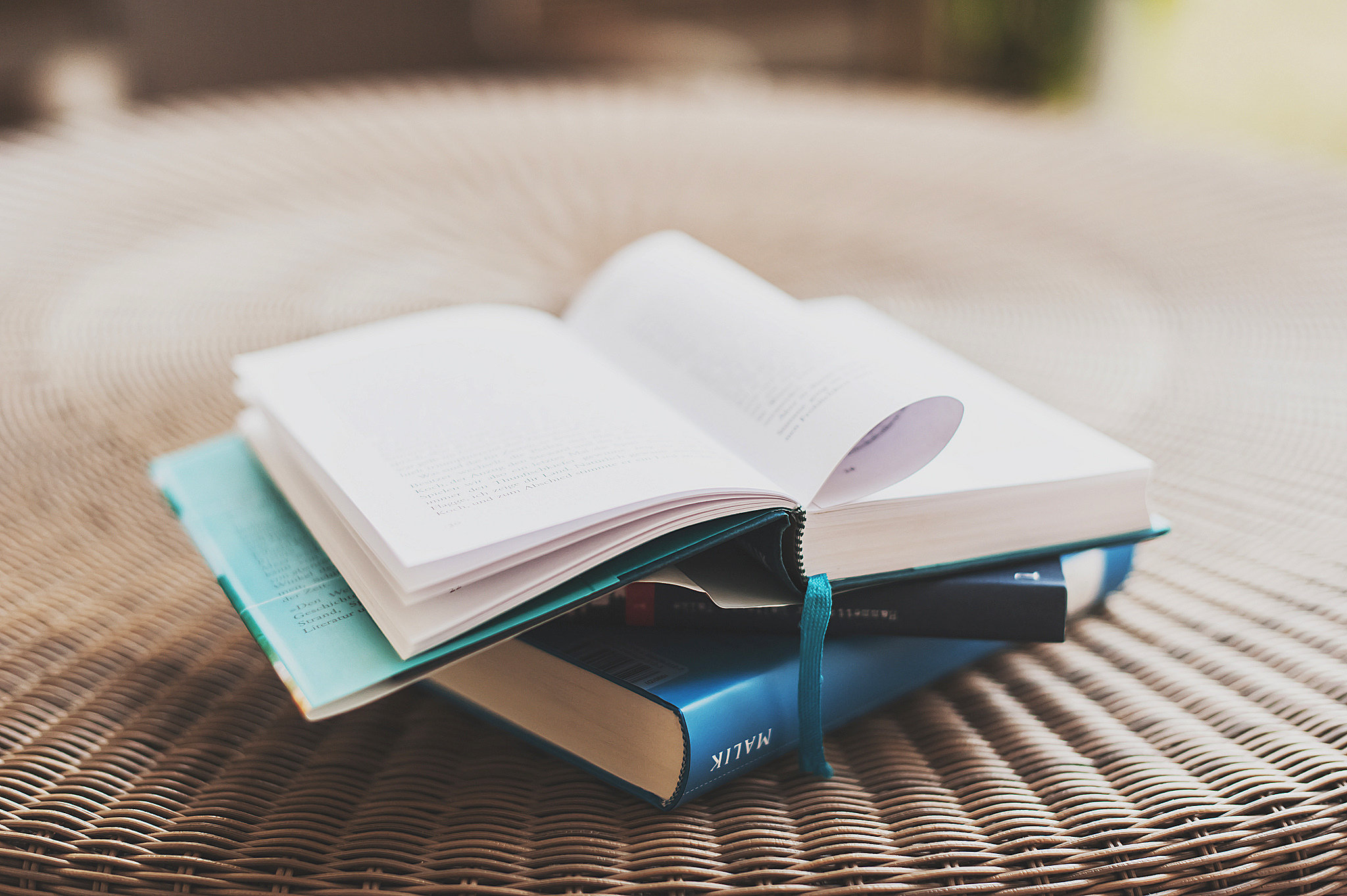 Обои страницы, закладка, текст, книги, стол на рабочий стол
