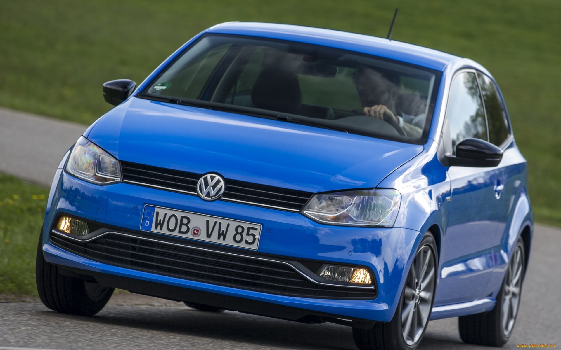 Volkswagen синий. Фольксваген поло 6 синий. Фольксваген поло голубой. Volkswagen Polo 3 поколения. Volkswagen Polo 5 поколение.