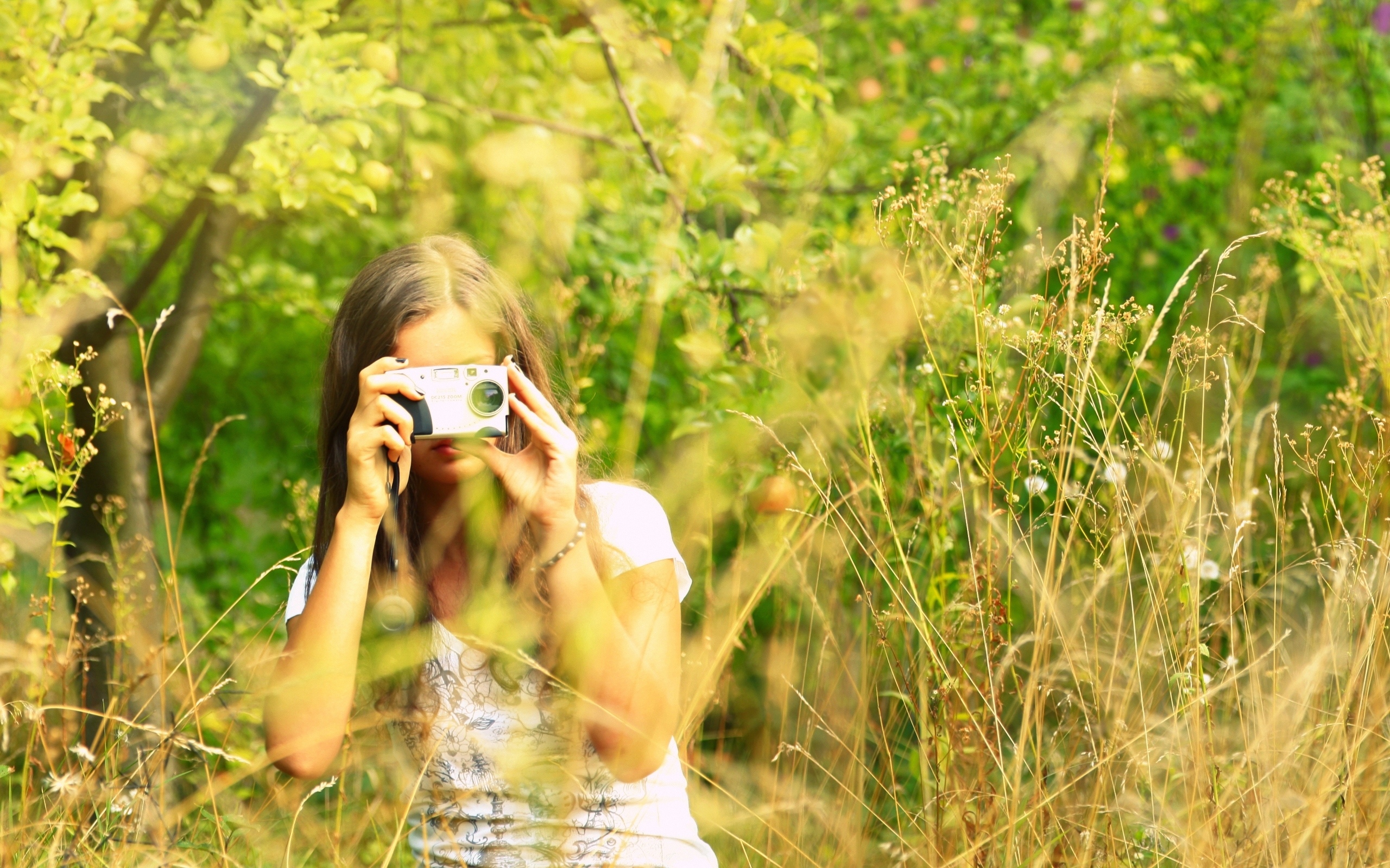 Какие образы запечатлелись на всю жизнь. Девушка с фотоаппаратом. Человек фотографирует природу. Фотосессия на природе. Человек с фотоаппаратом на природе.