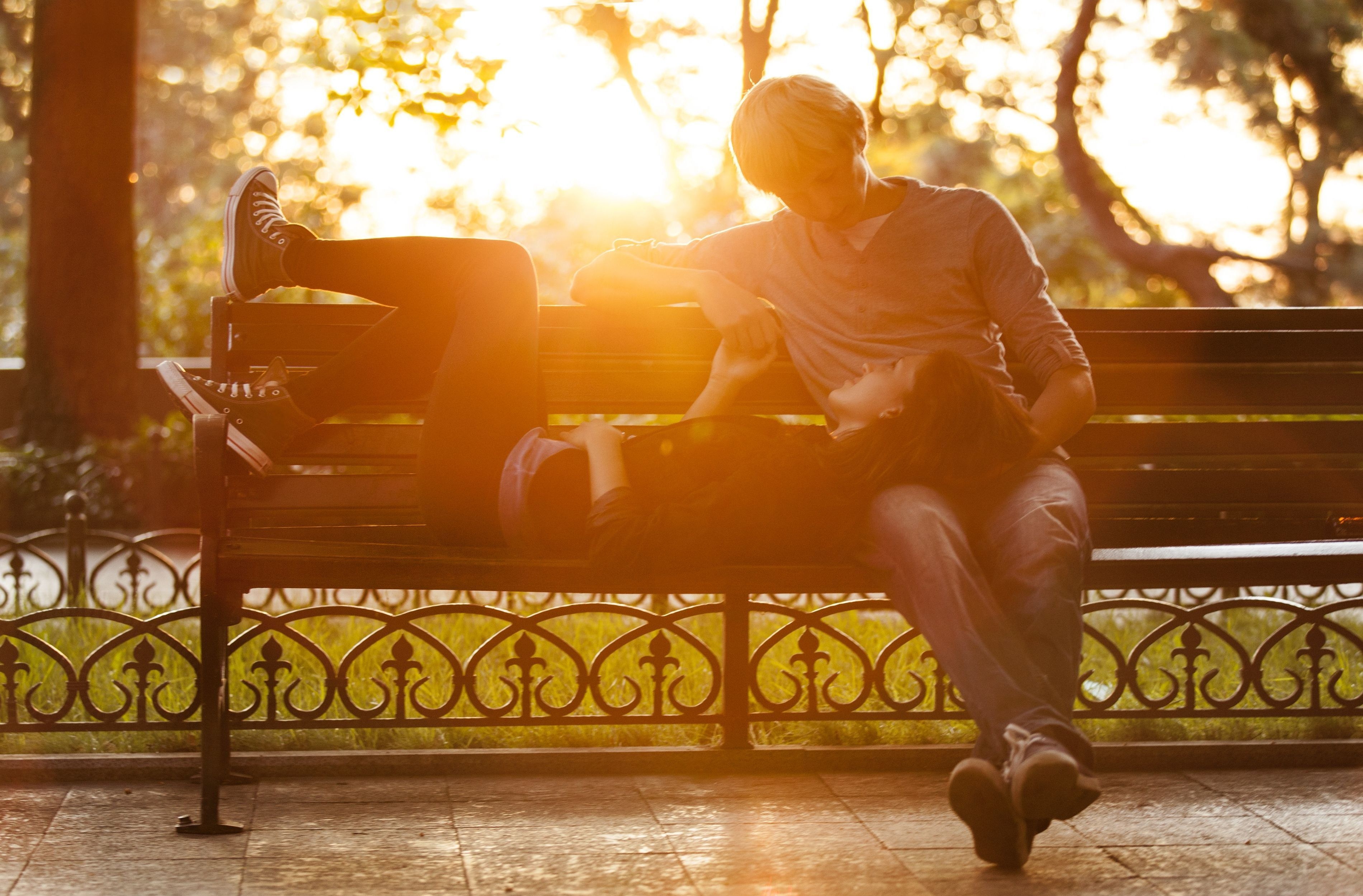 Засыпает в парке вечер. Парень с девушкой на скамейке. Влюблённые на скамейке. Романтическая фотосессия. Двое на скамейке.