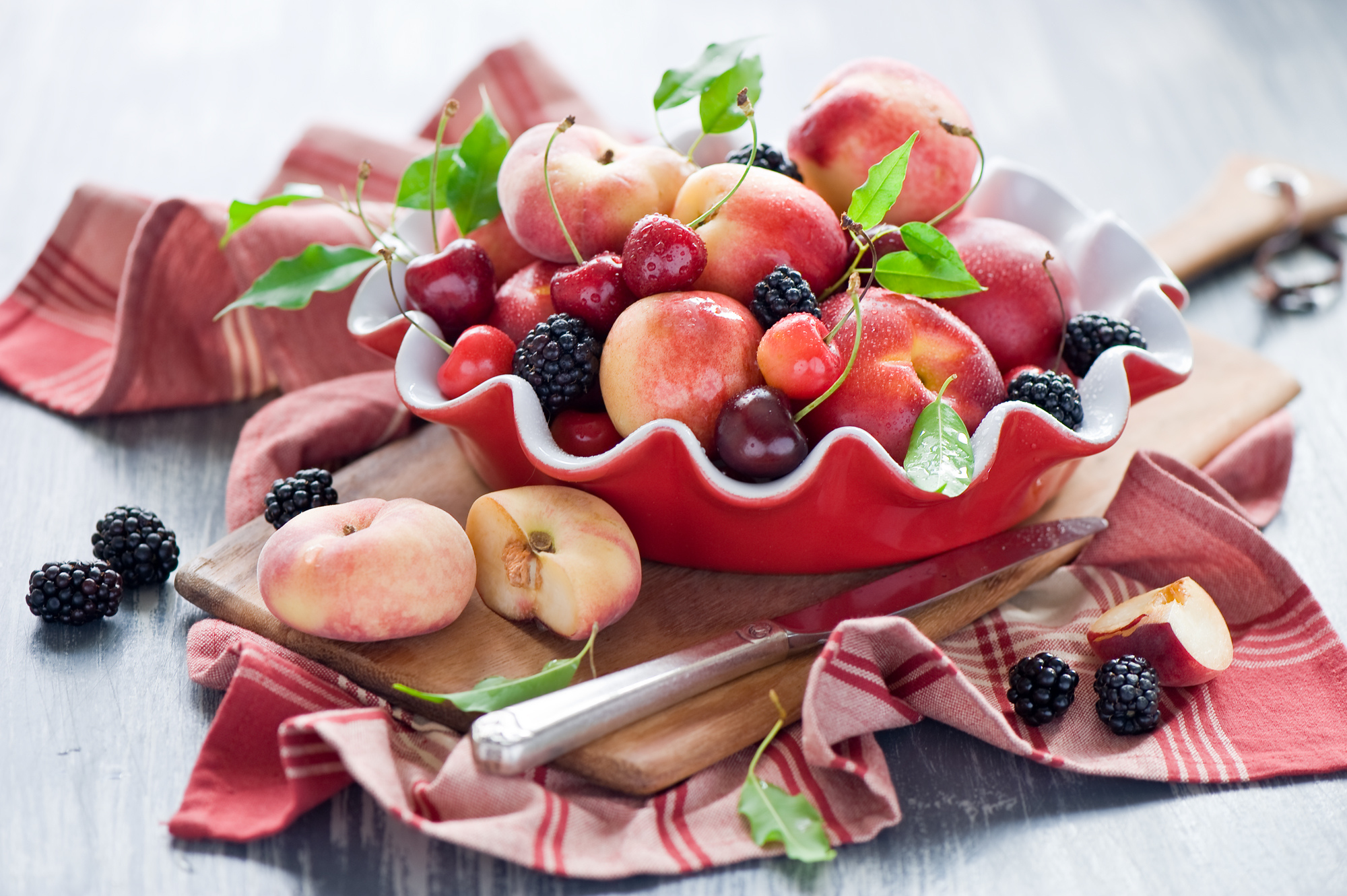 Красивые фрукты. Фрукты и ягоды на тарелке. Композиция с едой. Фруктовая тарелка с персиками. 2 6 всех фруктов составляют персики