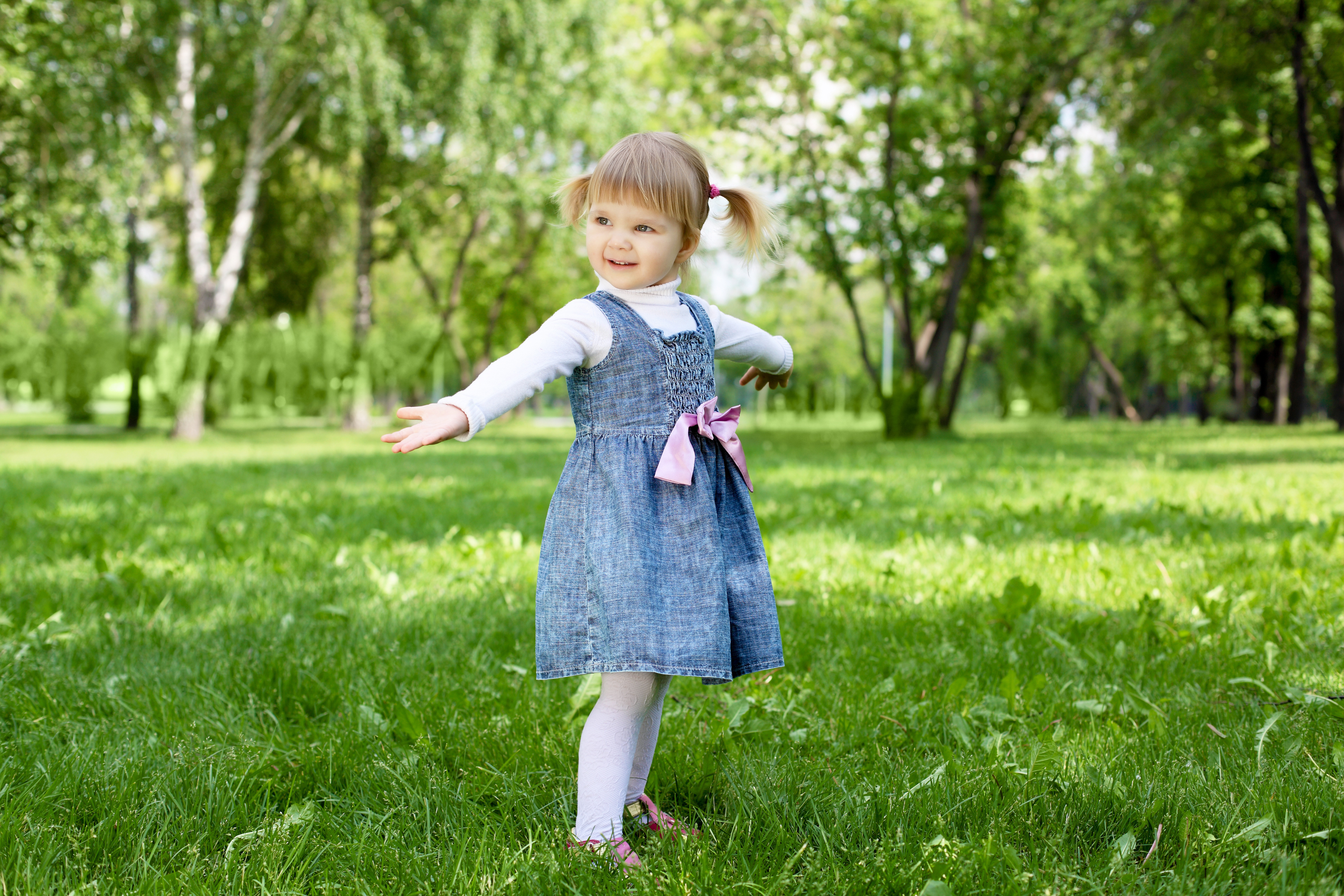 Сходя девочки. Ребенок девочка. Платье для девочки. Девочка в парке. Малыши летом в платье.