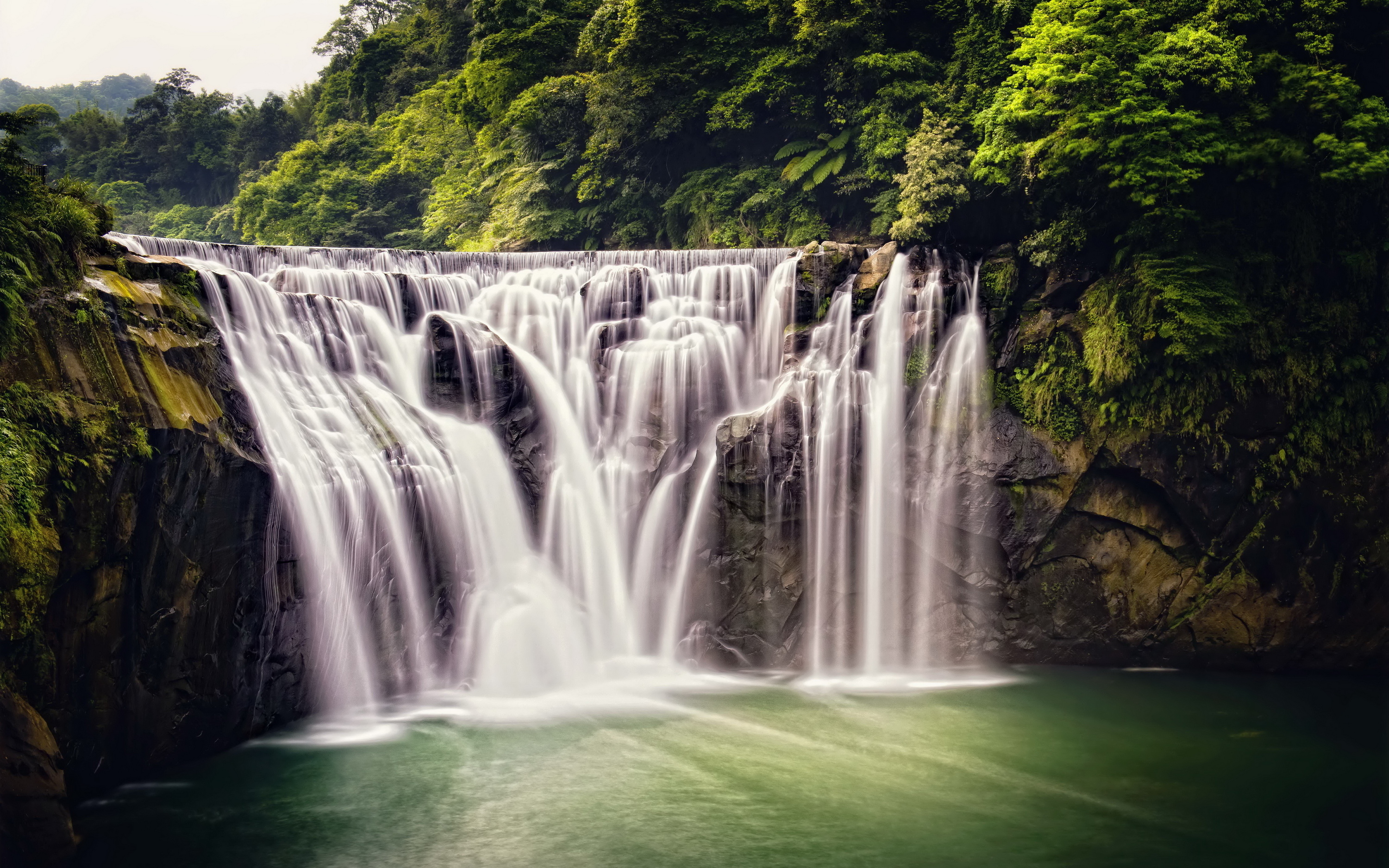 Водопад картинка на рабочий стол. Водопад Чжага. Манзара водопад. Тайвань джунгли. Обои для рабочего стола природа водопады.