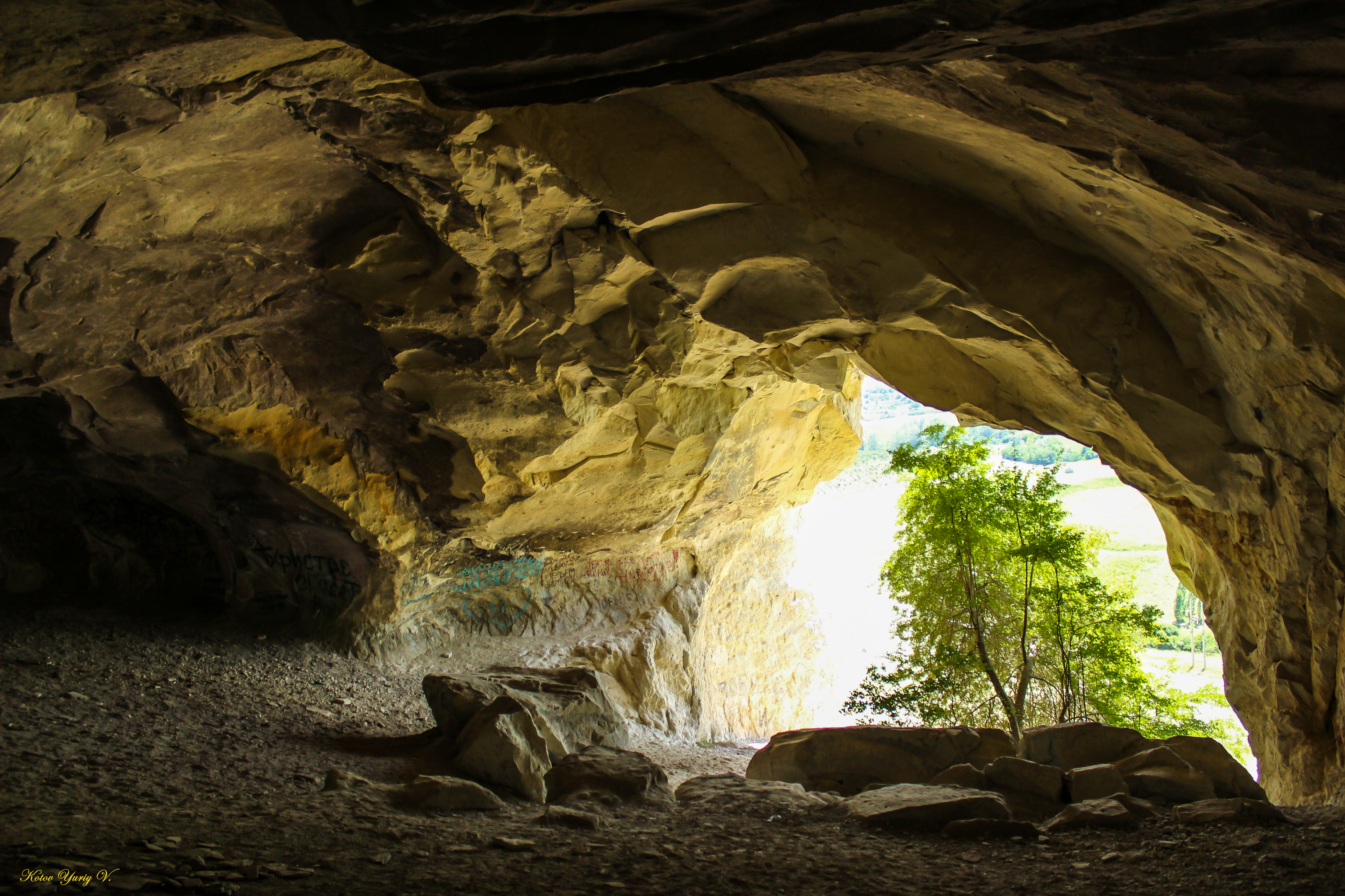 Aza cave. Пещера Шондонг Вьетнам. Грот пещера Алтын тешик. Пещера Кейв де Пуэнте. Грот неглубокая пещера.