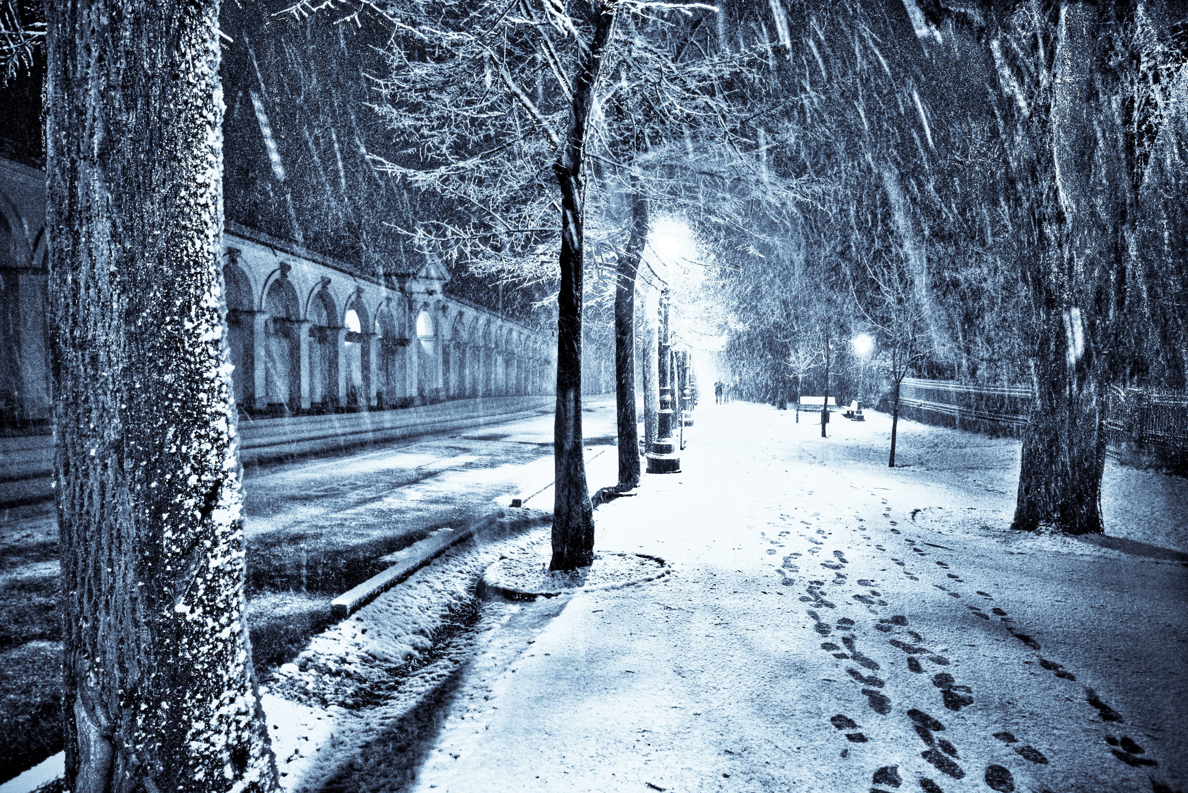 Падающий снег весной. Зимний город. Зимняя улица. Заснеженный город. Зимняя аллея.
