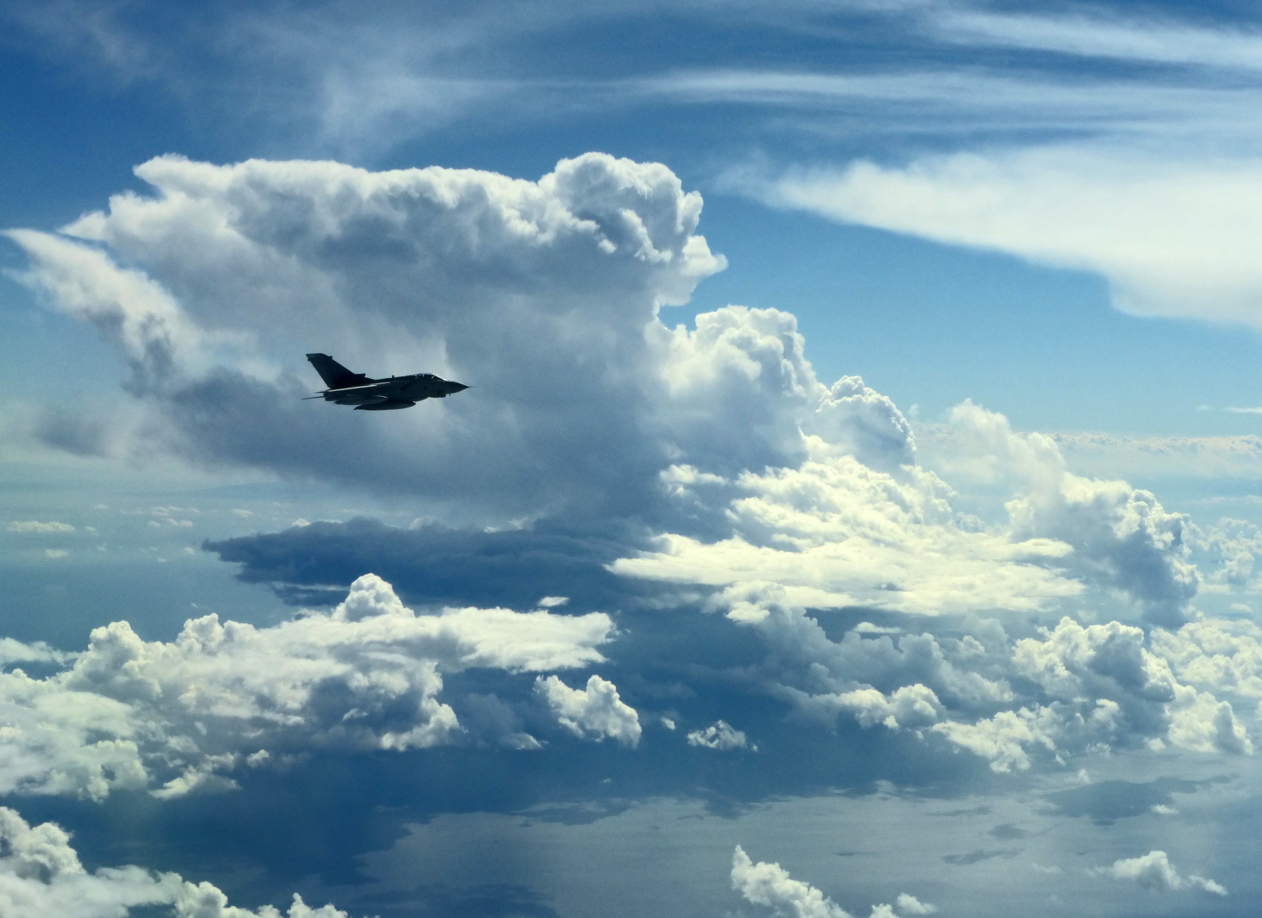 Самолеты над небом. Небо. Самолет в небе. Самолет в облаках. Облака.