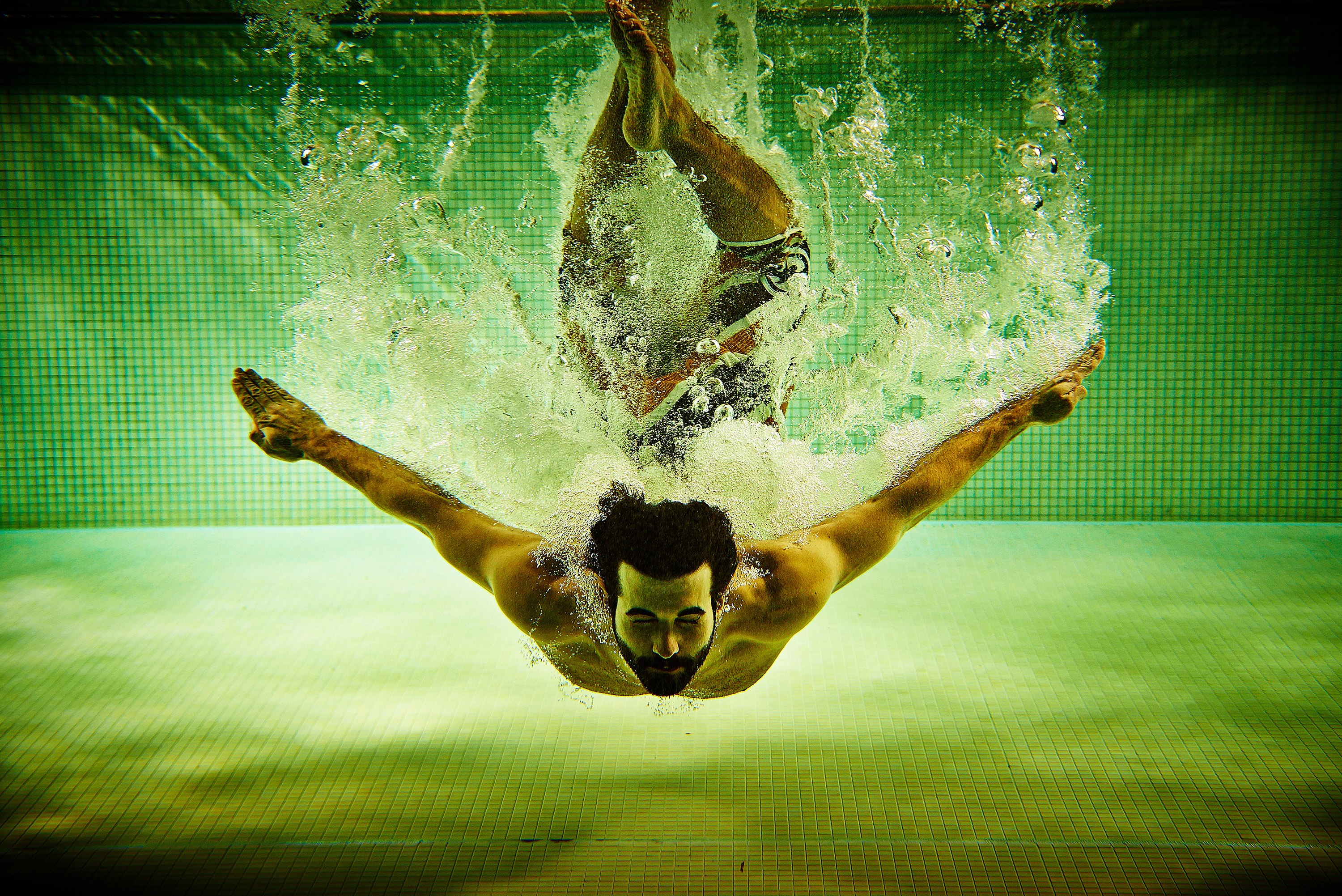 Do water sport. Человек ныряет. Нырок в воду. Вода и человек. Парень ныряет.