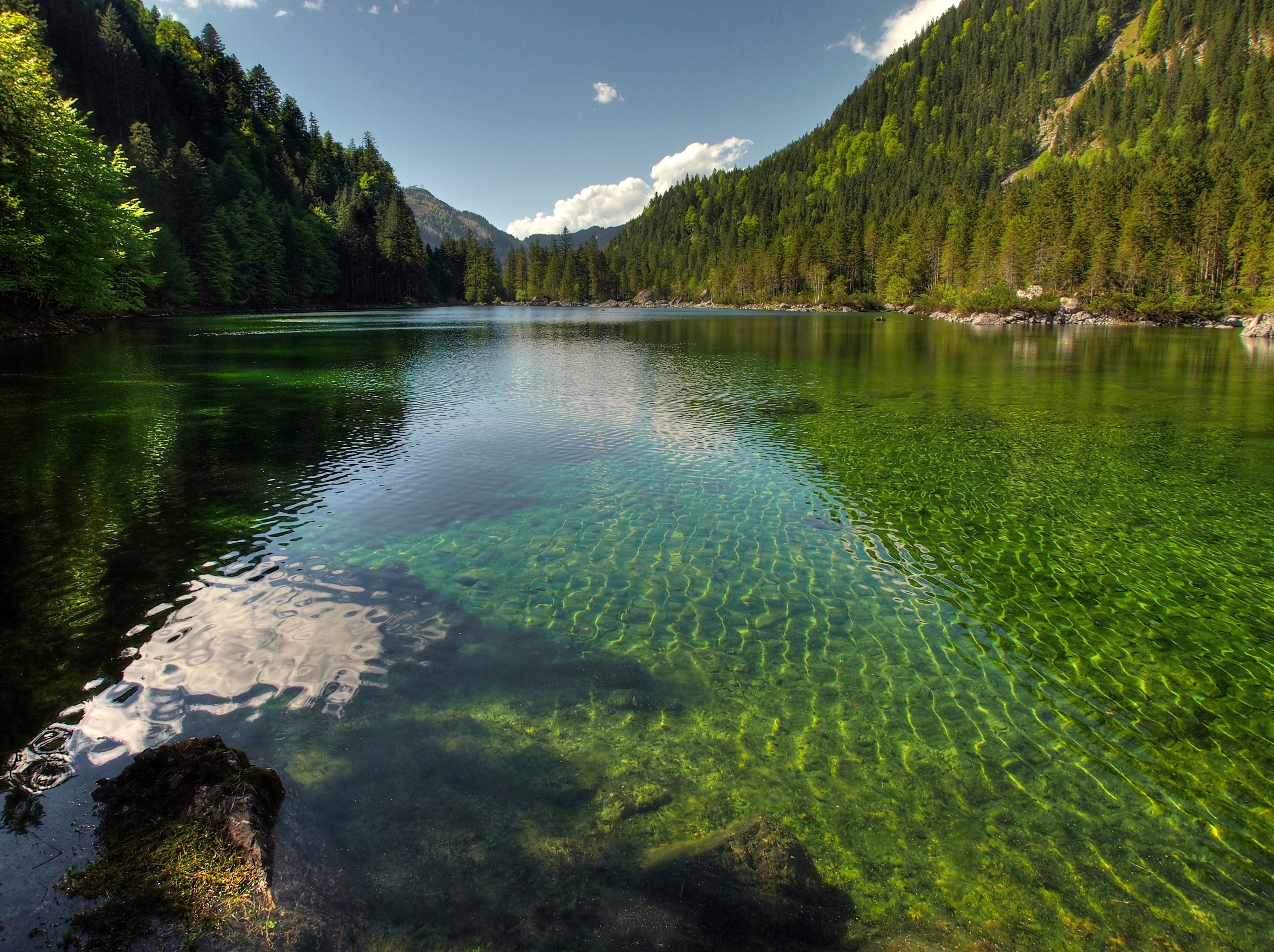 Озеро большое чистое. Озеро Рица Абхазия. Куокансуо озеро. Изумрудное озеро Байкал. Озеро Кольсай.