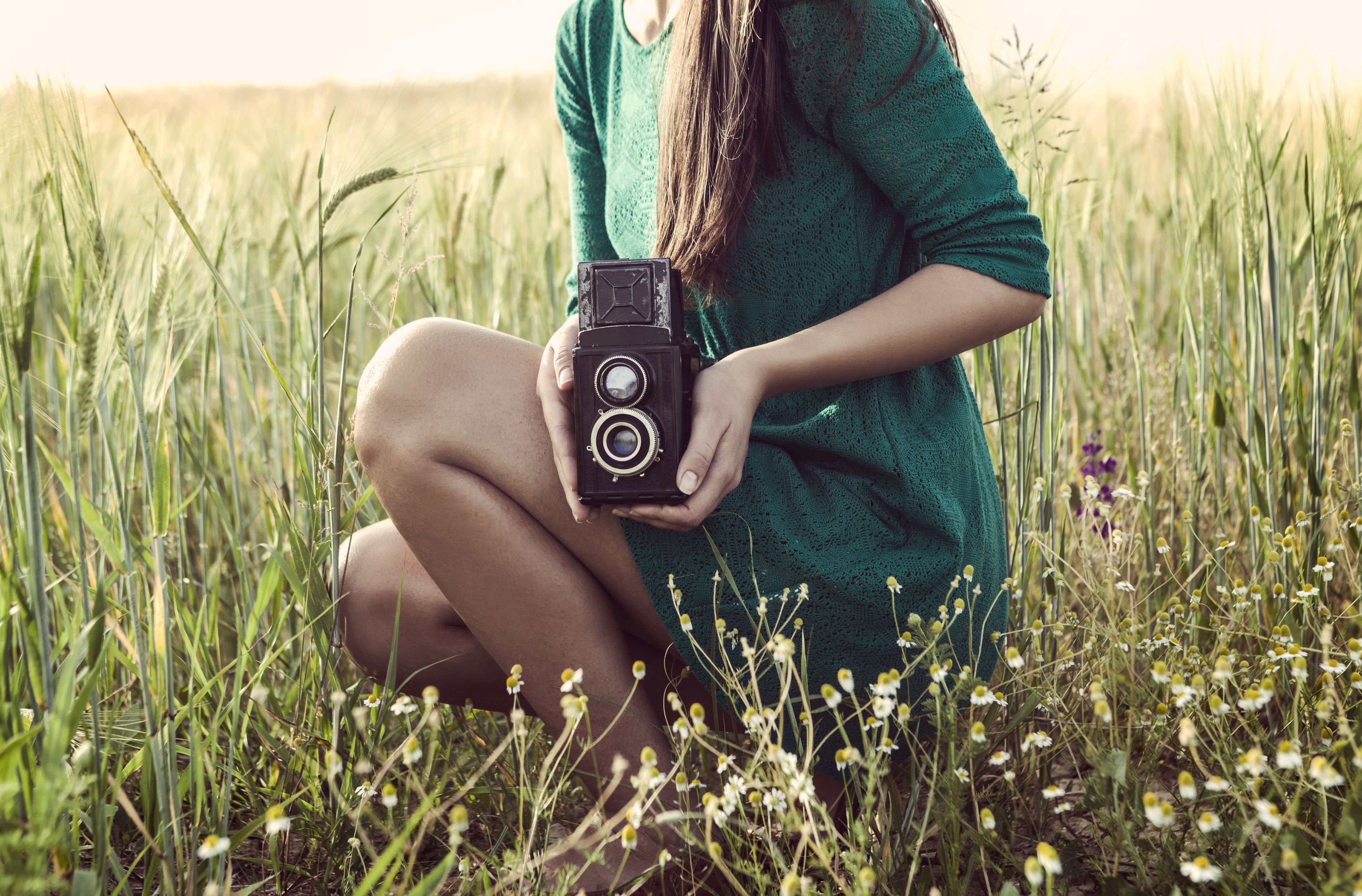 Фон на телефон люди. Девушка с фотоаппаратом. Фотоаппарат на природе. Красивая девушка с фотоаппаратом. Девушка фотографирует.