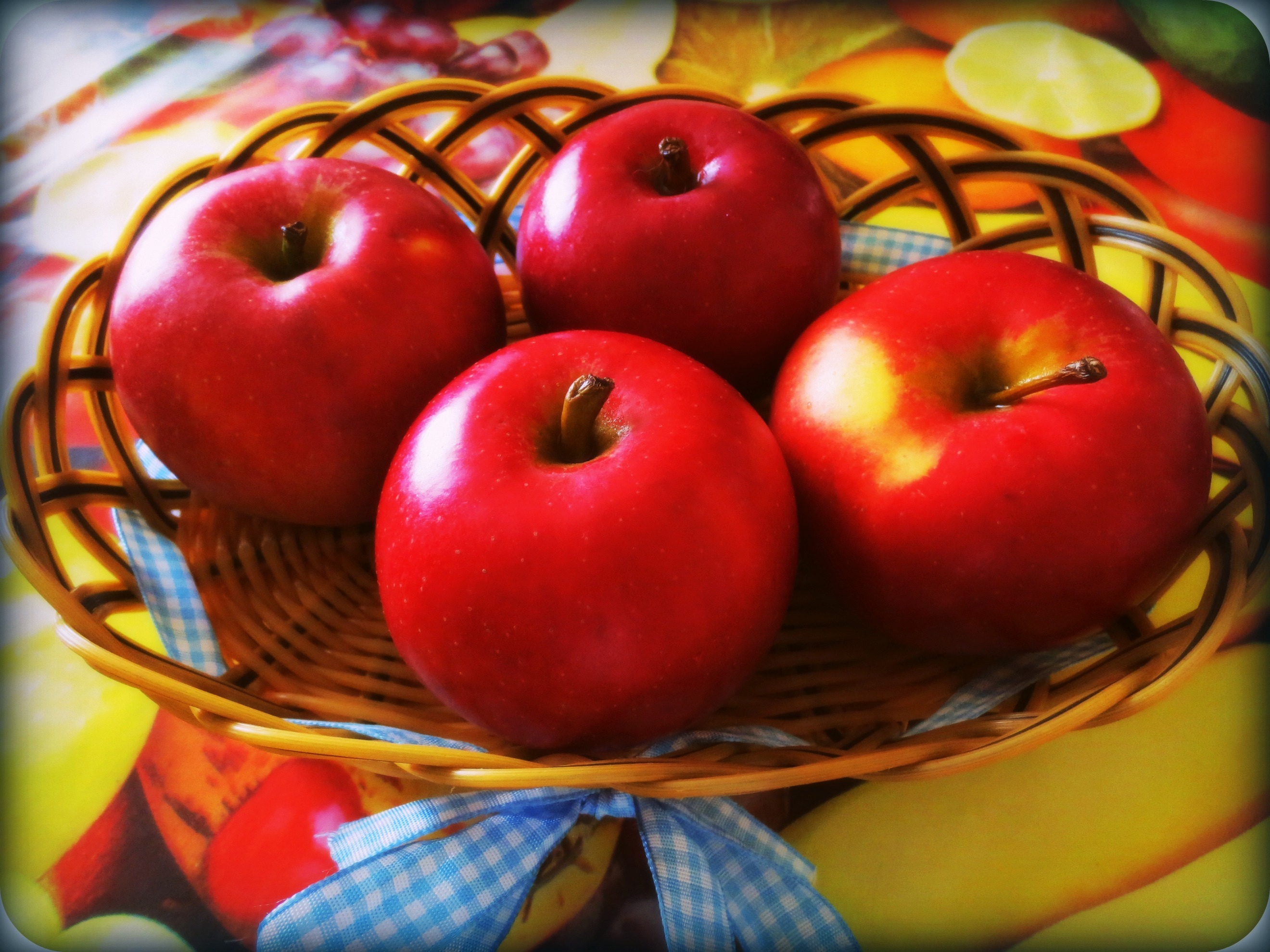 Четверо яблок. Яблоко на тарелке. Красные яблоки на тарелке. 4 Яблока. Красные яблоки на столе.
