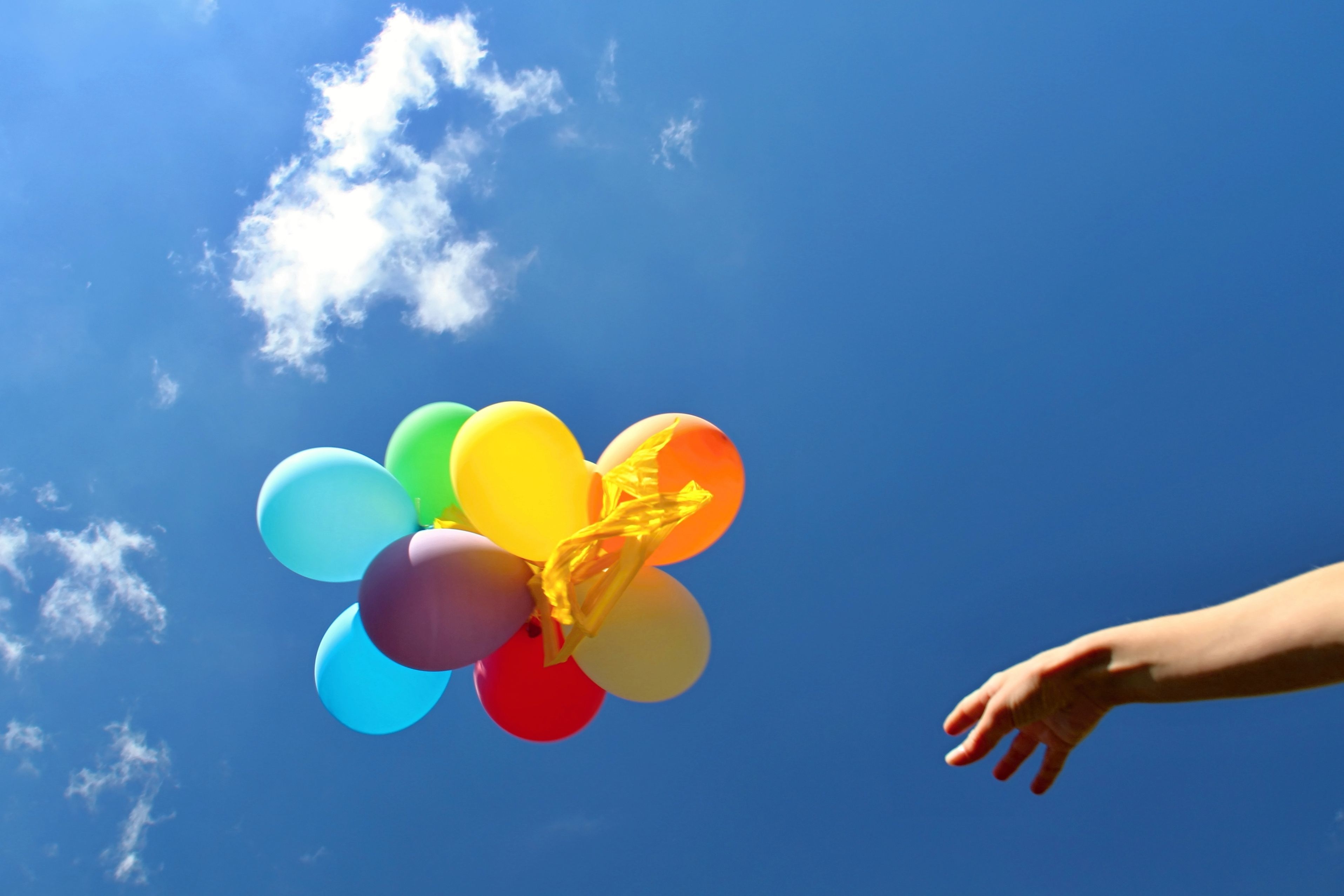 Позитивные картинки. Воздушный шарик. Воздушные шарики в небе. Разноцветные шары в небе. Небо с воздушными шарами.