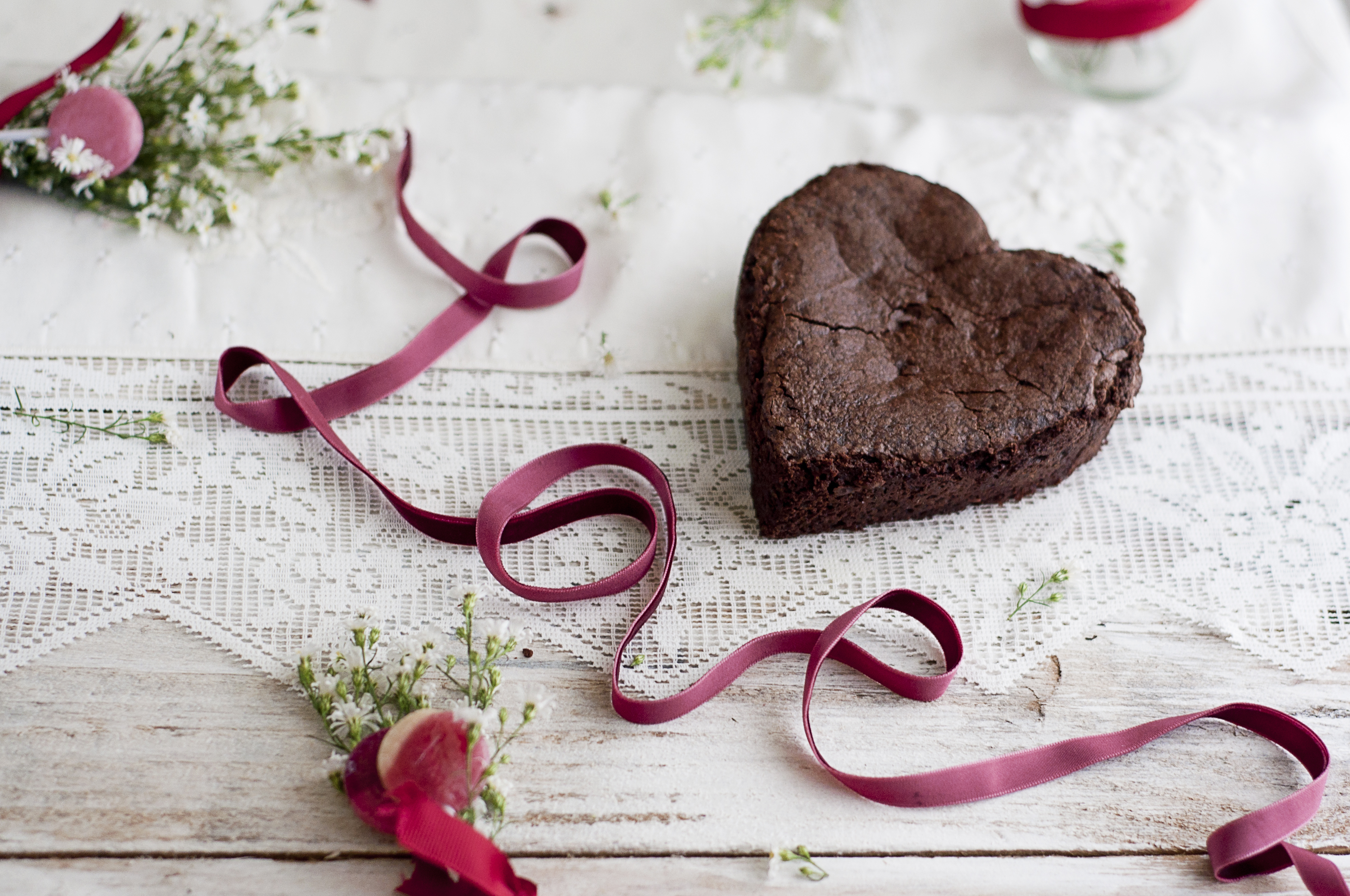 Сердечки время приготовления. Десерт в виде сердца. Шоколадные сердечки. Сладости в виде сердца. Пирожные шоколадные в виде сердца.