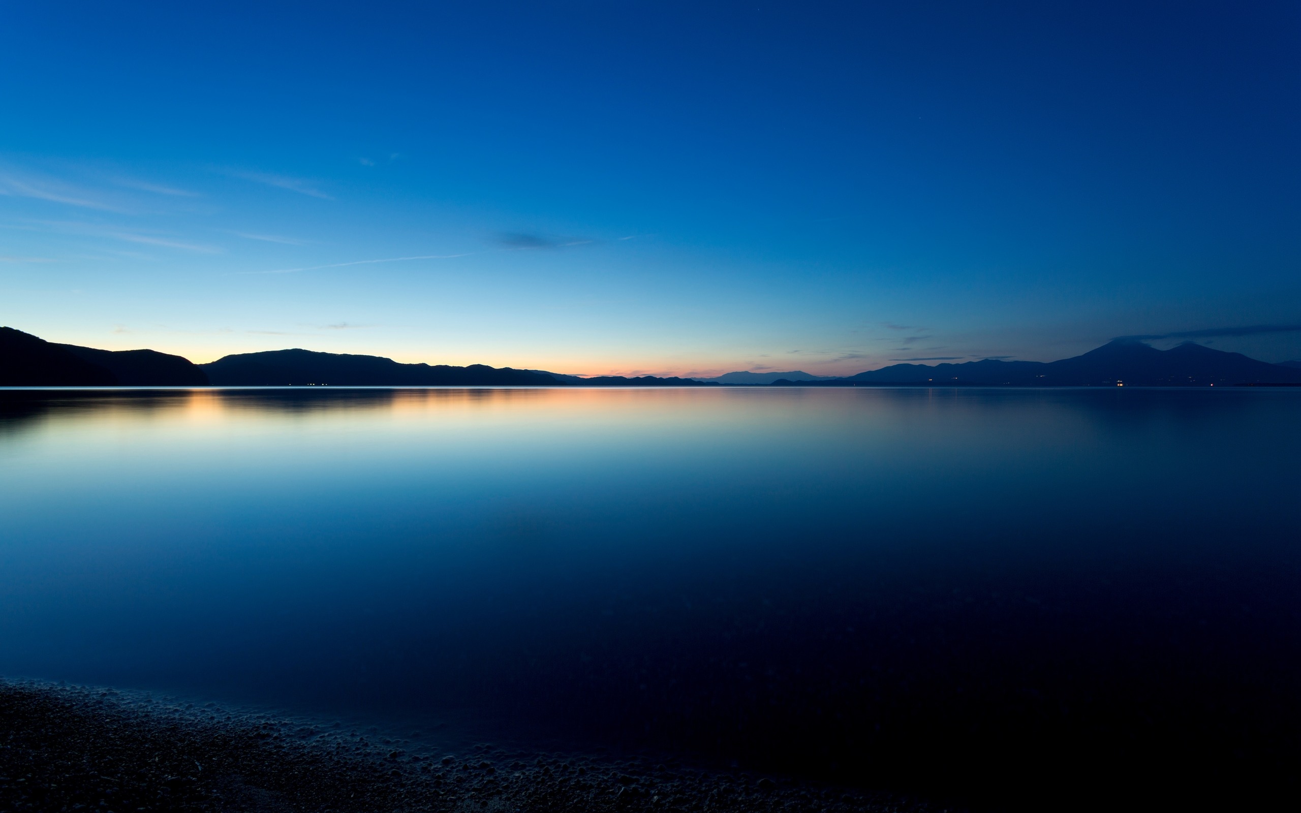Успокоительные картинки. Рассвет на озере. Фон для рабочего стола успокаивающий. Спокойное озеро. Ночное озеро.