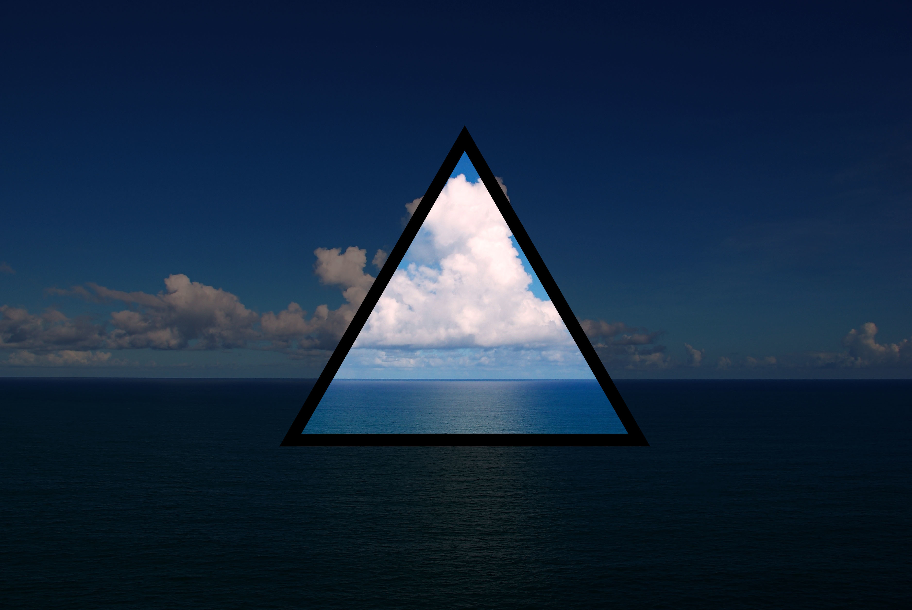 Экран компьютера треугольниками. Треугольник. Красивый треугольник. Обои треугольники. Треугольник в море.