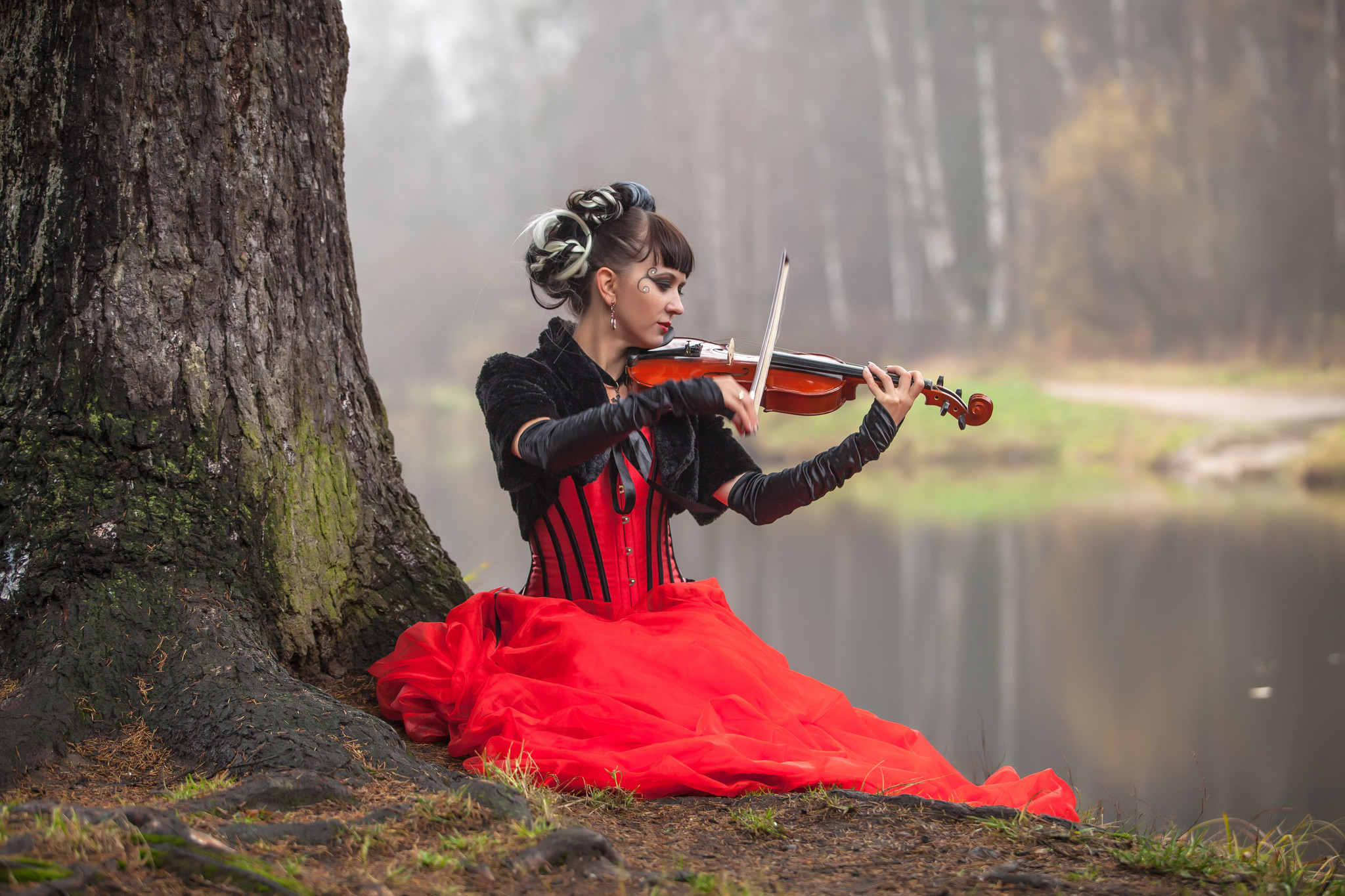 Осенние скрипки. Девушки со скрипкой. Женщина со скрипкой. Фотосессия со скрипкой. Девушка со скрипкой на природе.
