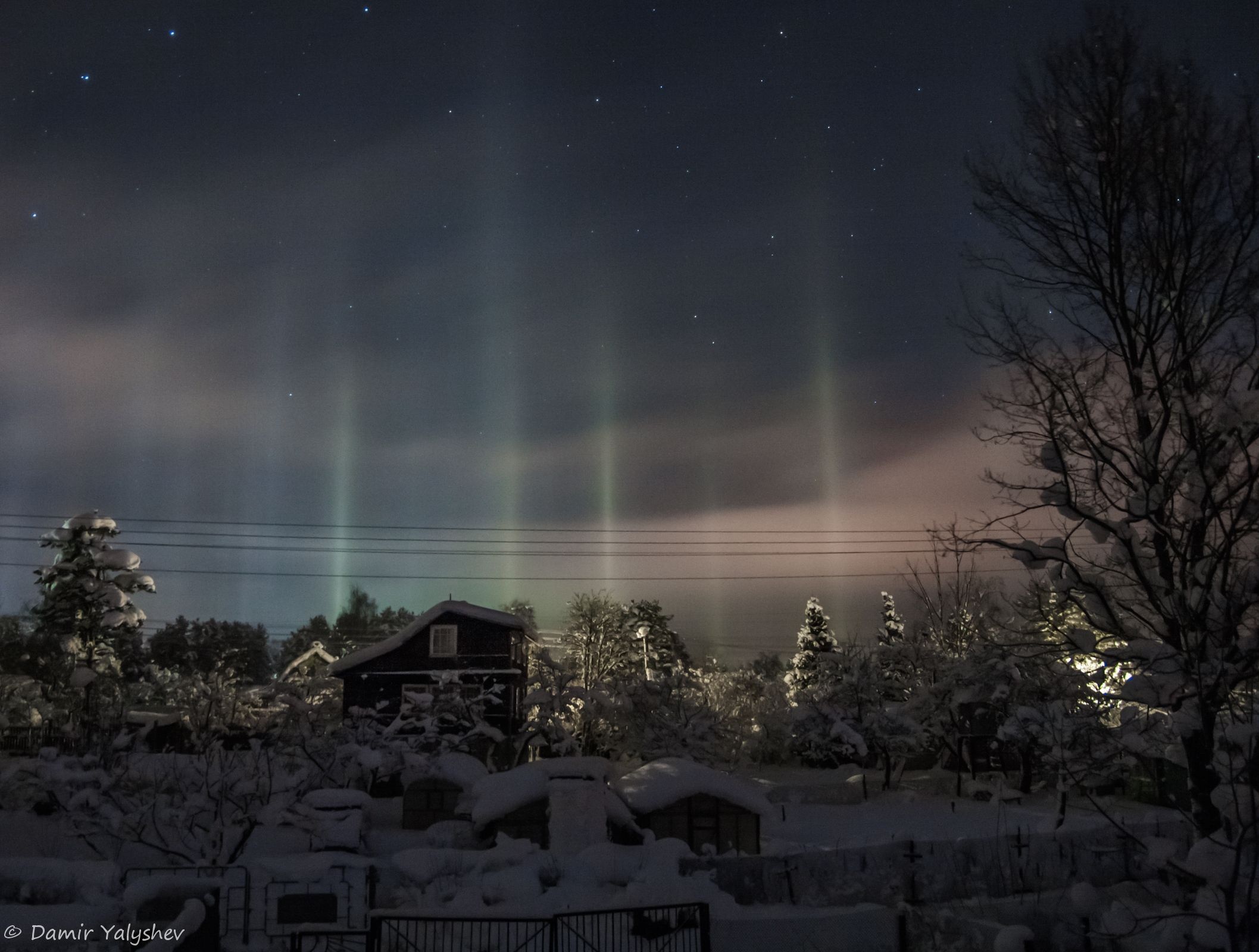Явления природы ночью. Световые столбы Мурманск. Световые столбы в небе зимой. Зимняя ночь. Морозная ночь.