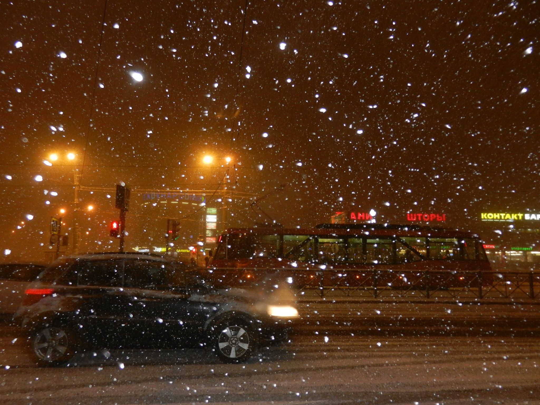 Почему ночью снег. Снегопад в городе. Город вечер снег. Снегопад в городе вечером. Вечерний снегопад в городе.