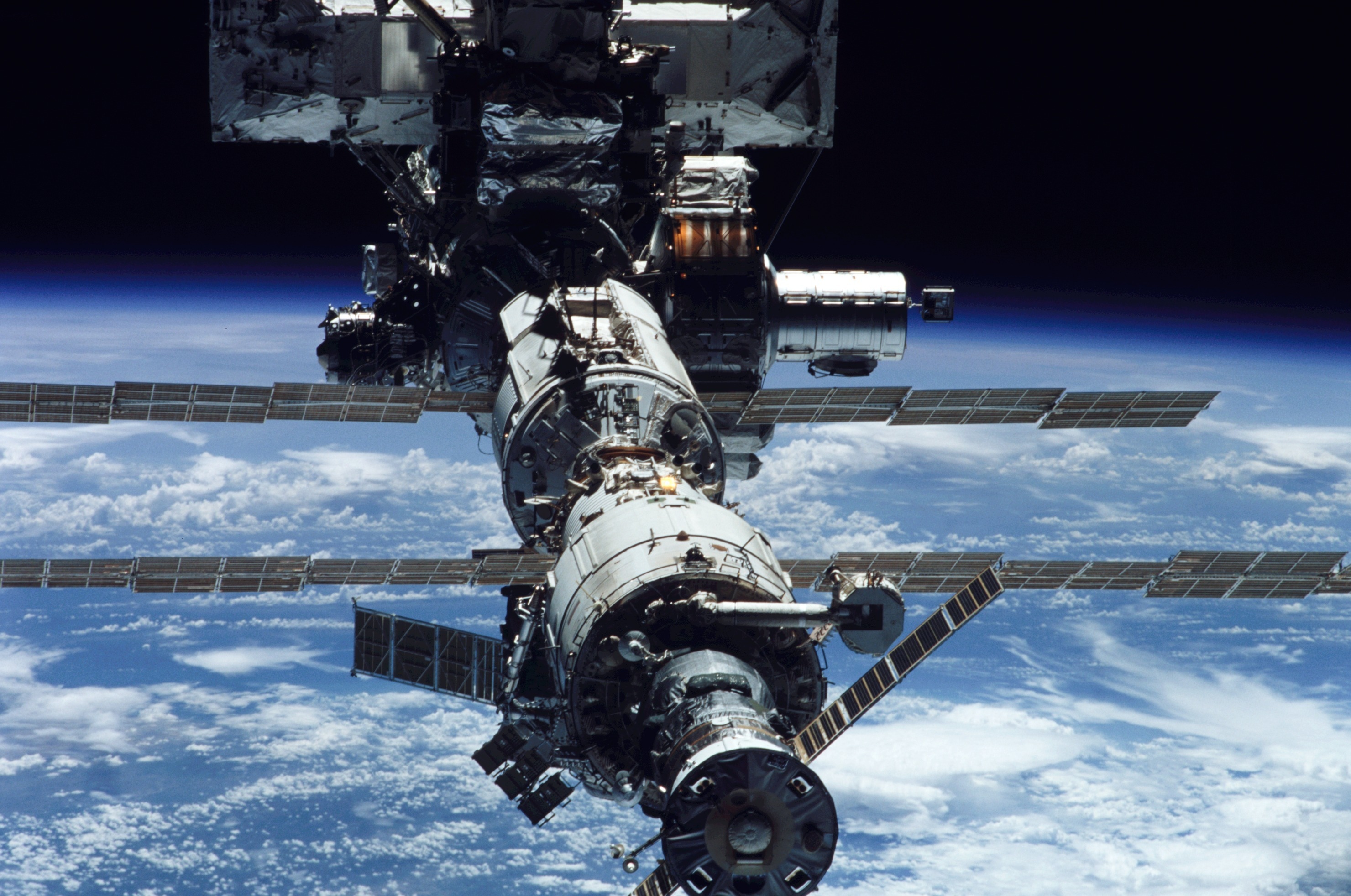 Прогресс сша. Космическая станция МКС. Крю драгон на МКС. МКС 2000. Международная орбитальная Космическая станция.
