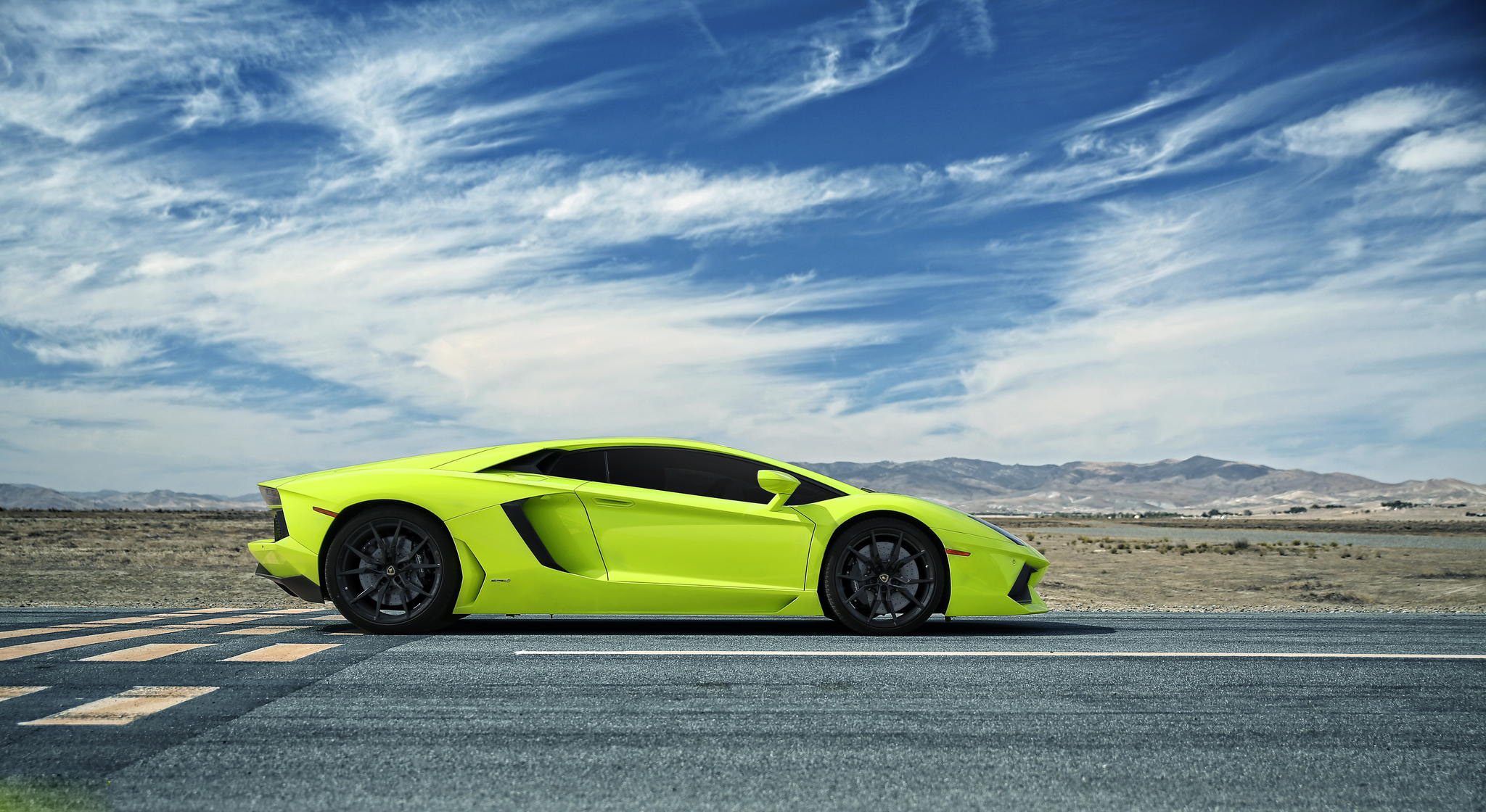 Зеленый автомобиль на дороге. Ламборгини авентадор зеленая. Ламборгини Хуракан и авентадор. Lamborghini Aventador зеленый. Lamborghini Huracan Coupe.