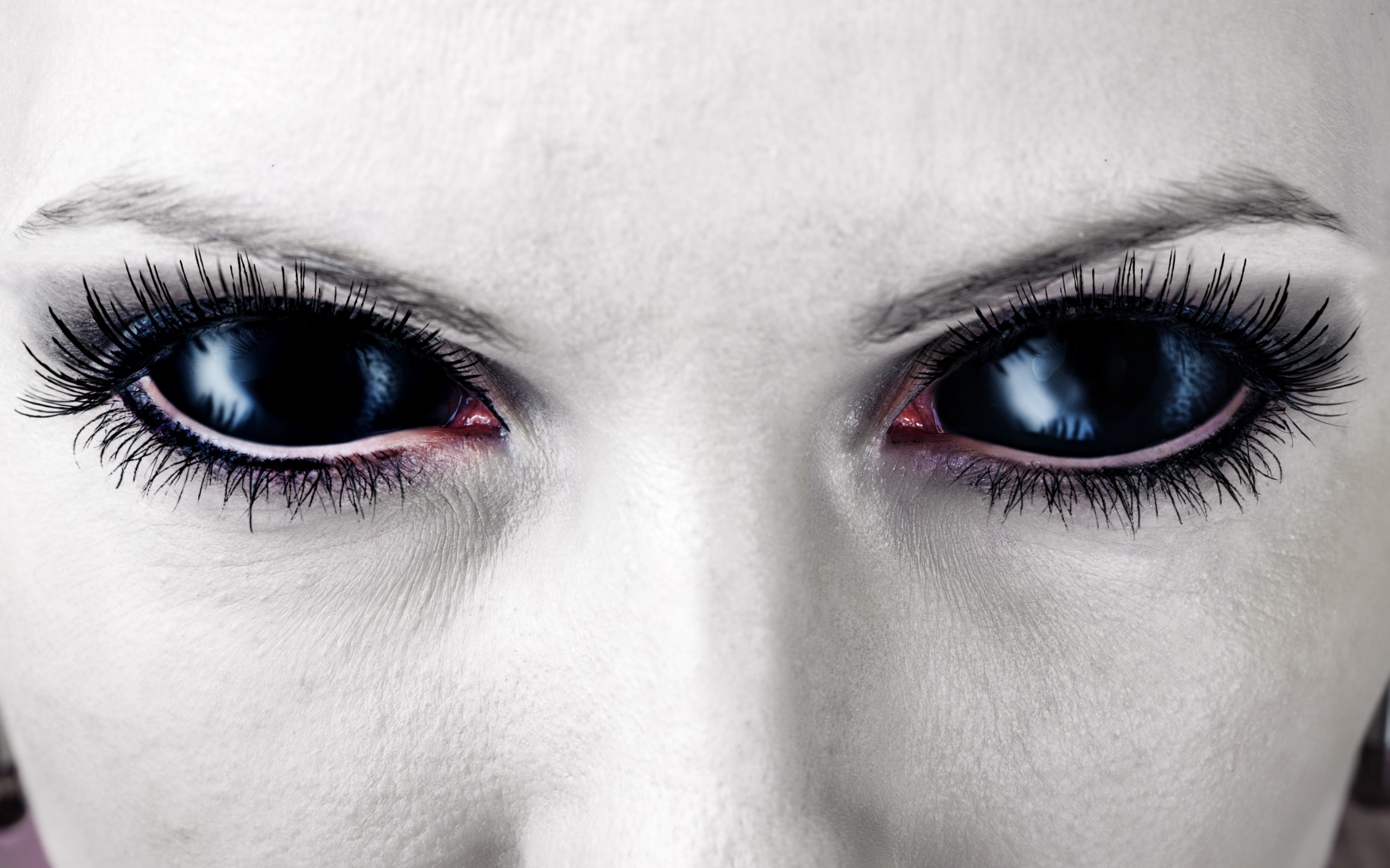 Черные глаза знаешь. Линзы Black sclera White. Склеральные линзы зомби. Черные демонические глаза.