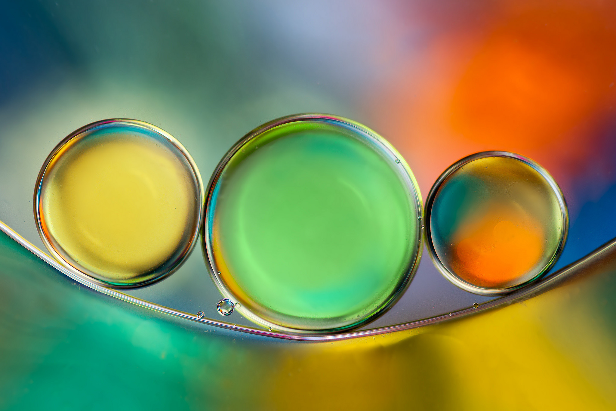 Пузырьки в масле. Пузырьки разного цвета. Пузырьки с жидкостью разного цвета. Цветная вода пузырьки макро. Мыльные пузыри, оранжевые.
