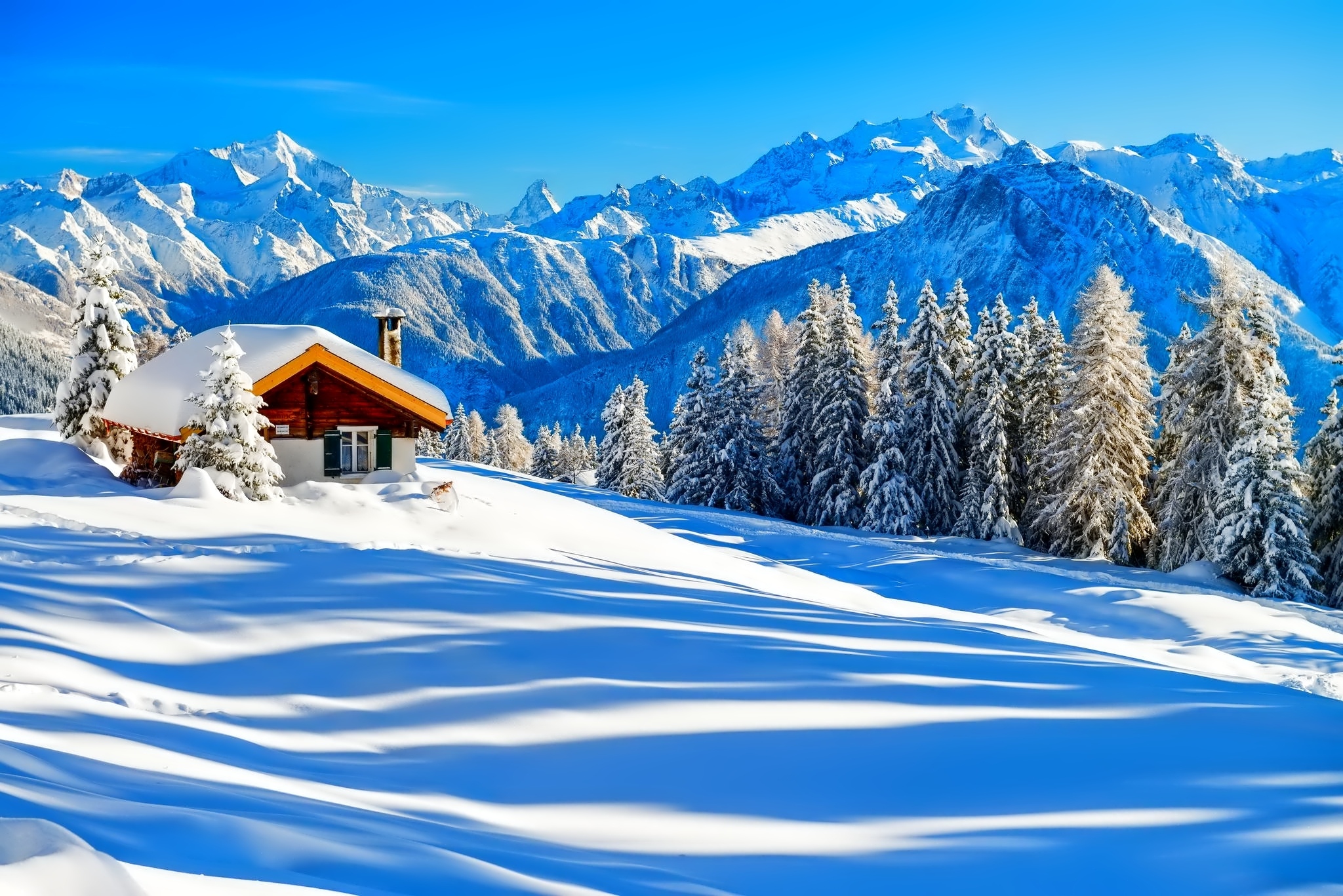 Обои лес, зима, горы, снег, небо, деревья, природа, дом на рабочий стол. 