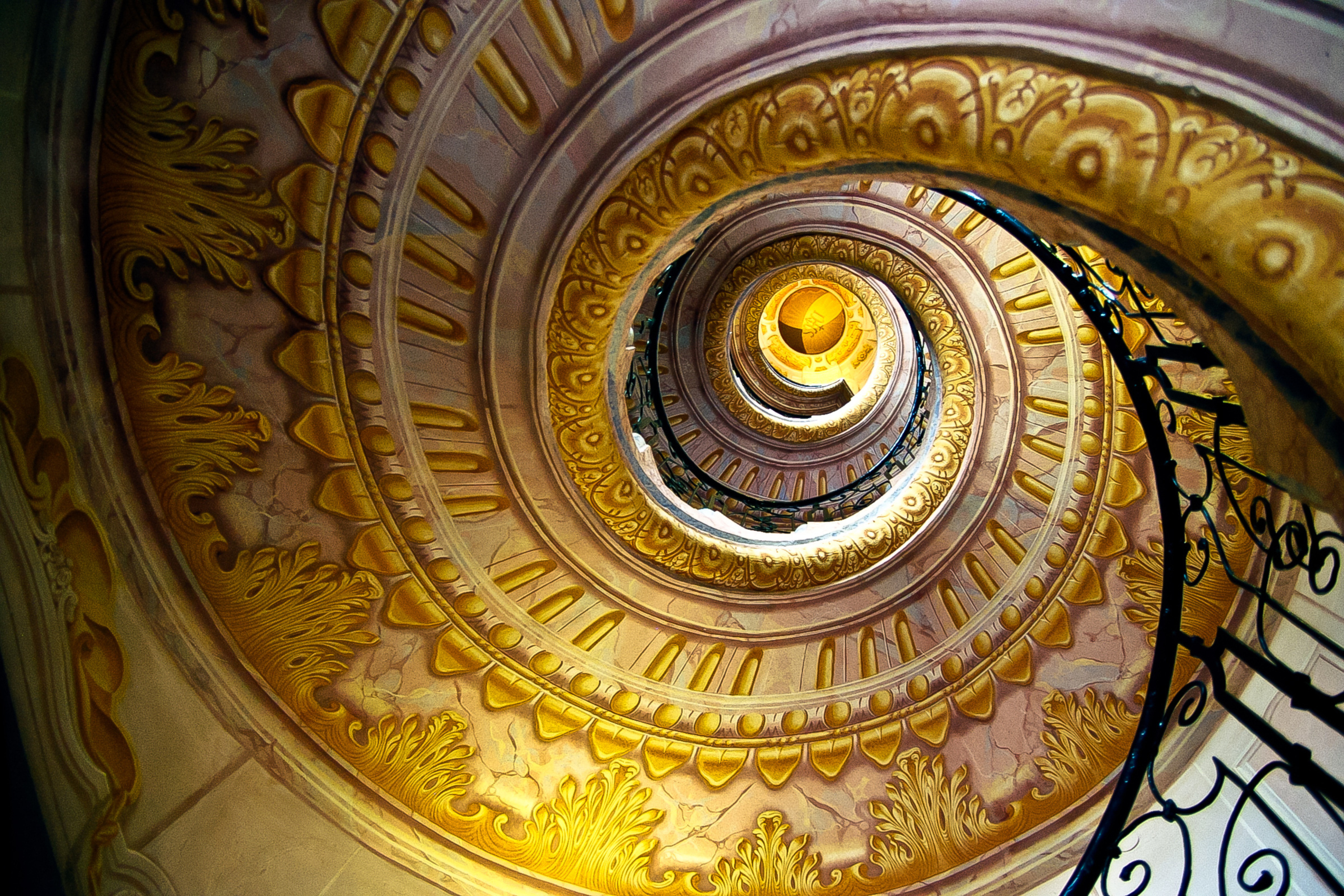 Окруженный золотым. Божественная Гармония золотое сечение. Спираль Фибоначчи в архитектуре. Спиралевидные лестницы золотое сечение. Спираль в искусстве.